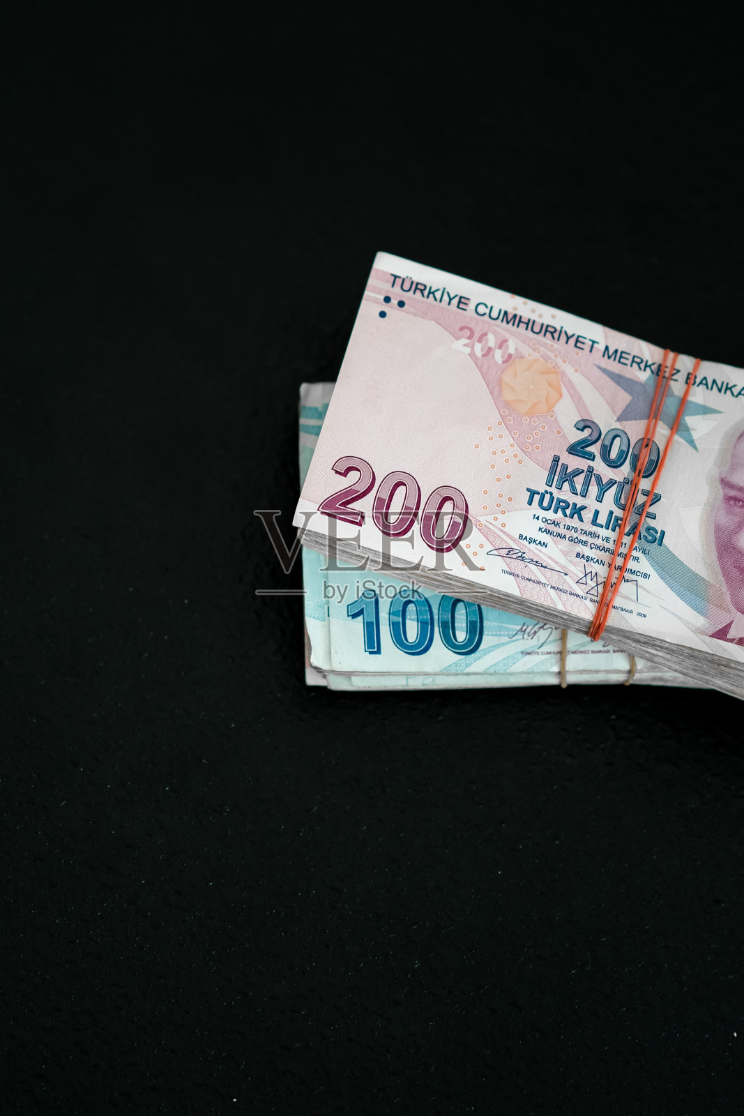 土耳其货币在黑色背景照片摄影图片