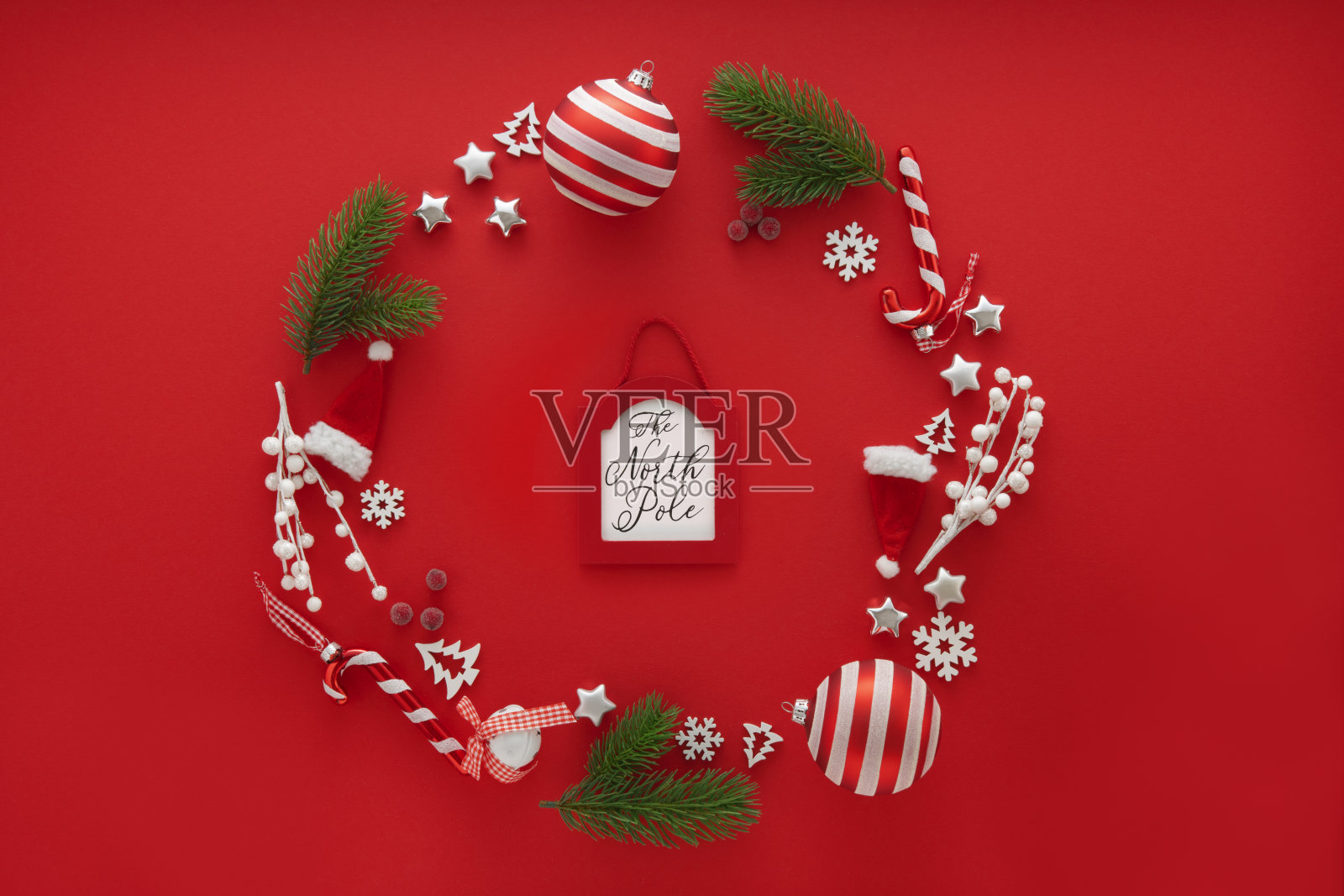 圣诞节装饰在红色背景与复制空间照片摄影图片