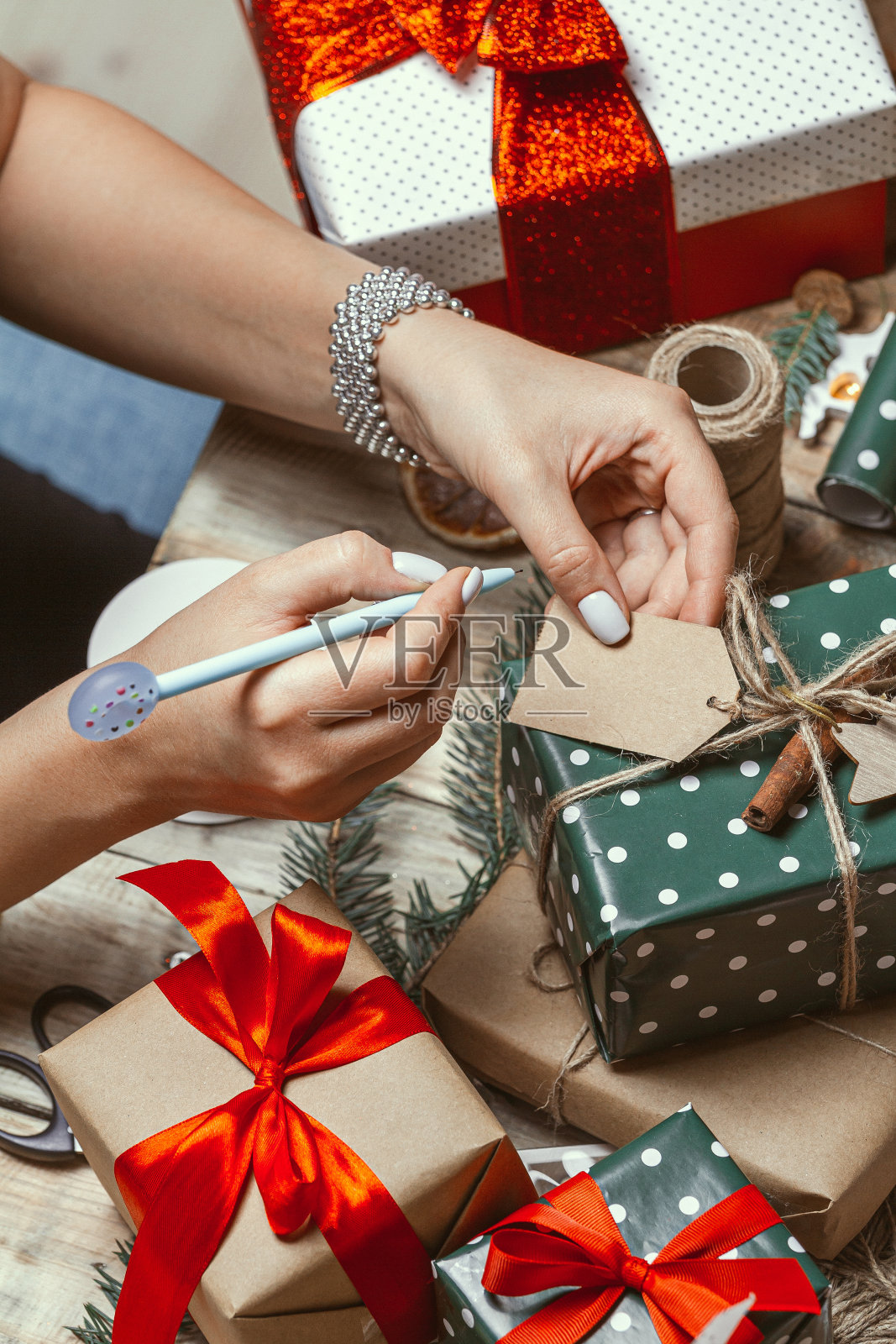 年轻女子包装，加起来签了一堆名字照片摄影图片