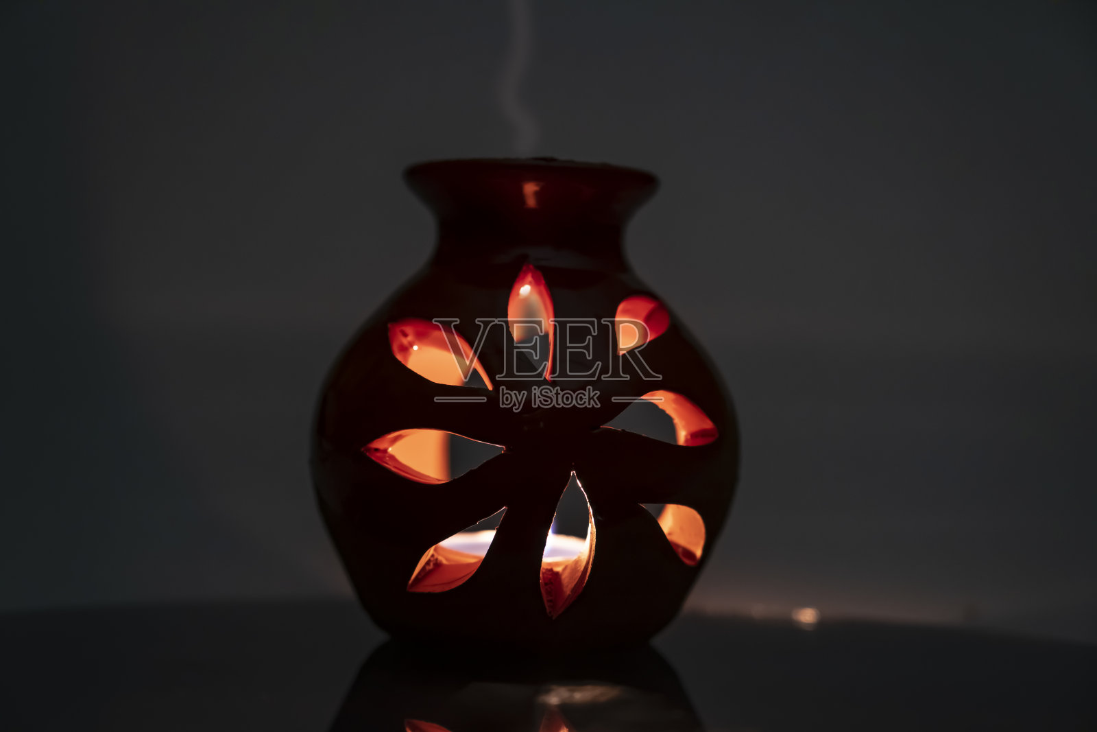 用蜡烛加热防止环境气味，改变环境空气的概念照片摄影图片