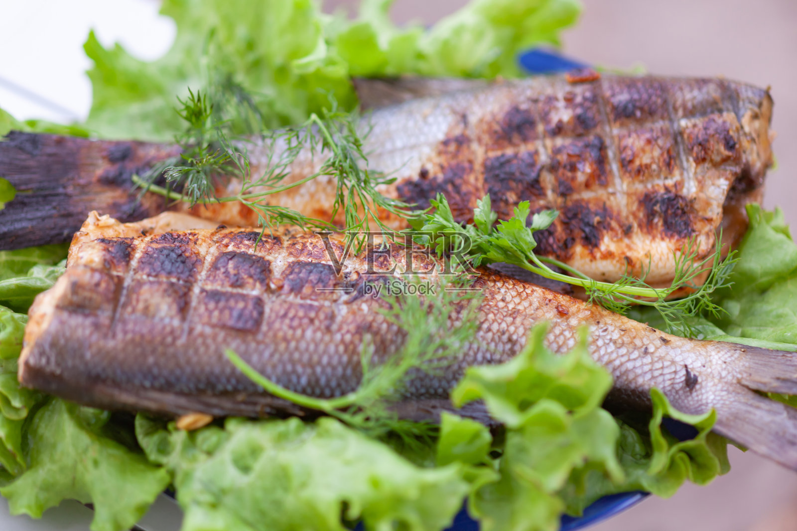 烤海鲈鱼配青菜照片摄影图片