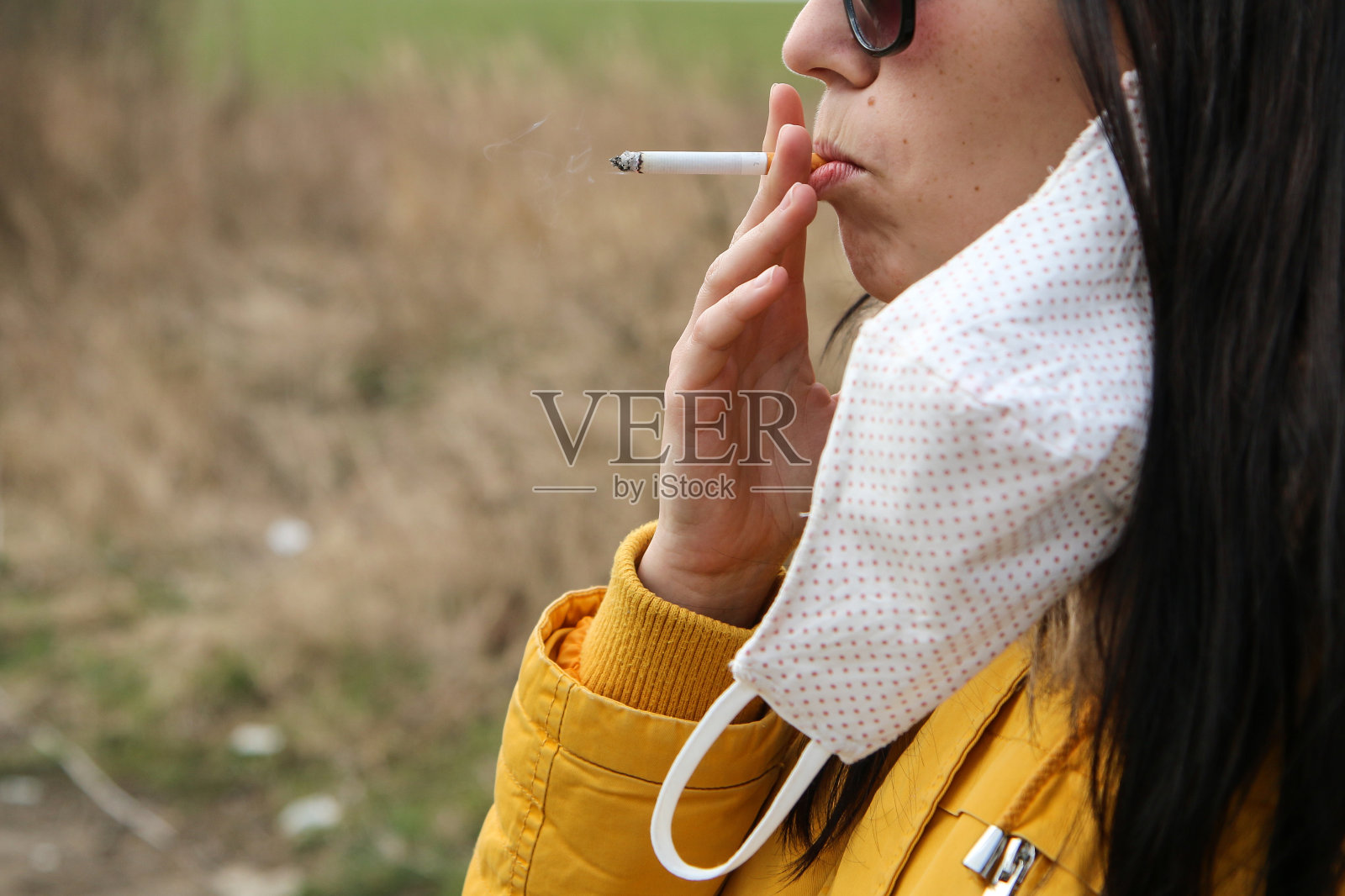 吸烟女人的细节照片摄影图片