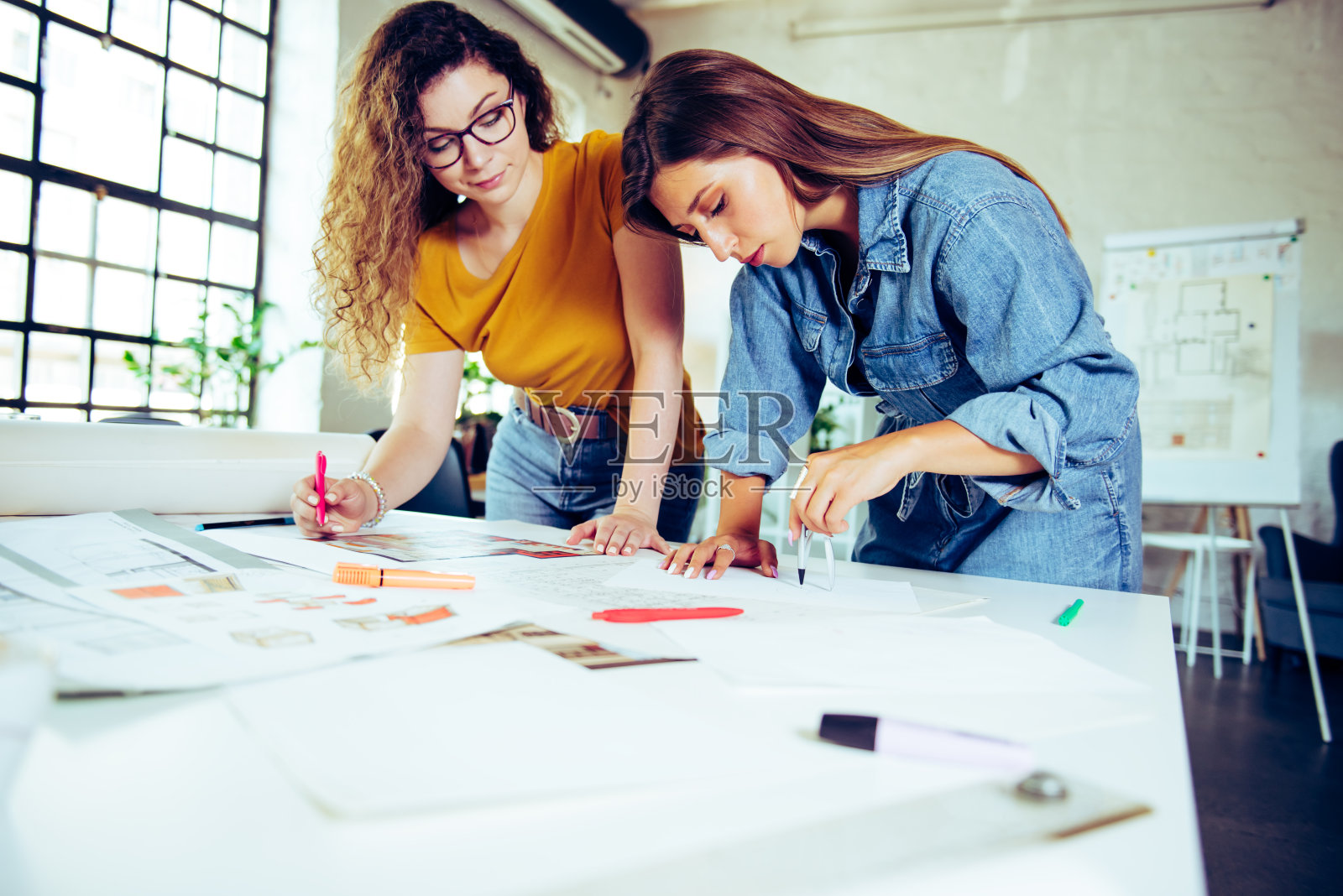 两个年轻的女设计师在一起做一个项目照片摄影图片