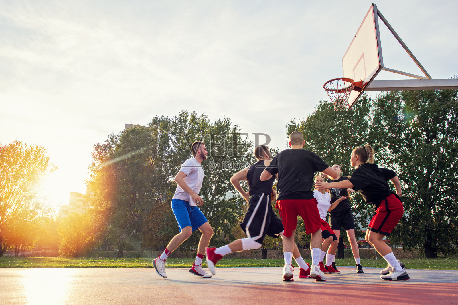 一群年轻人在打篮球比赛照片摄影图片