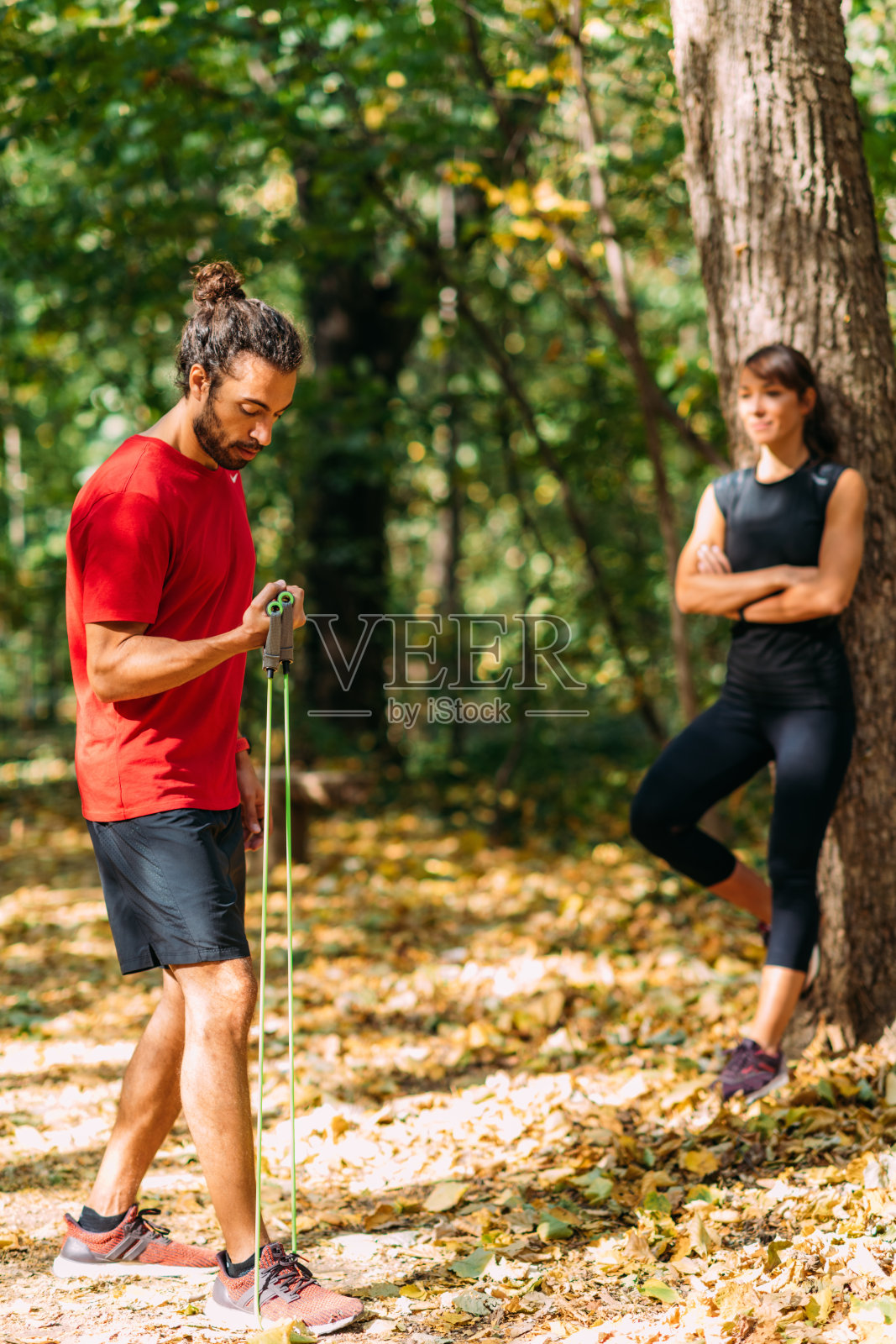 朋友们用弹性阻力带锻炼照片摄影图片