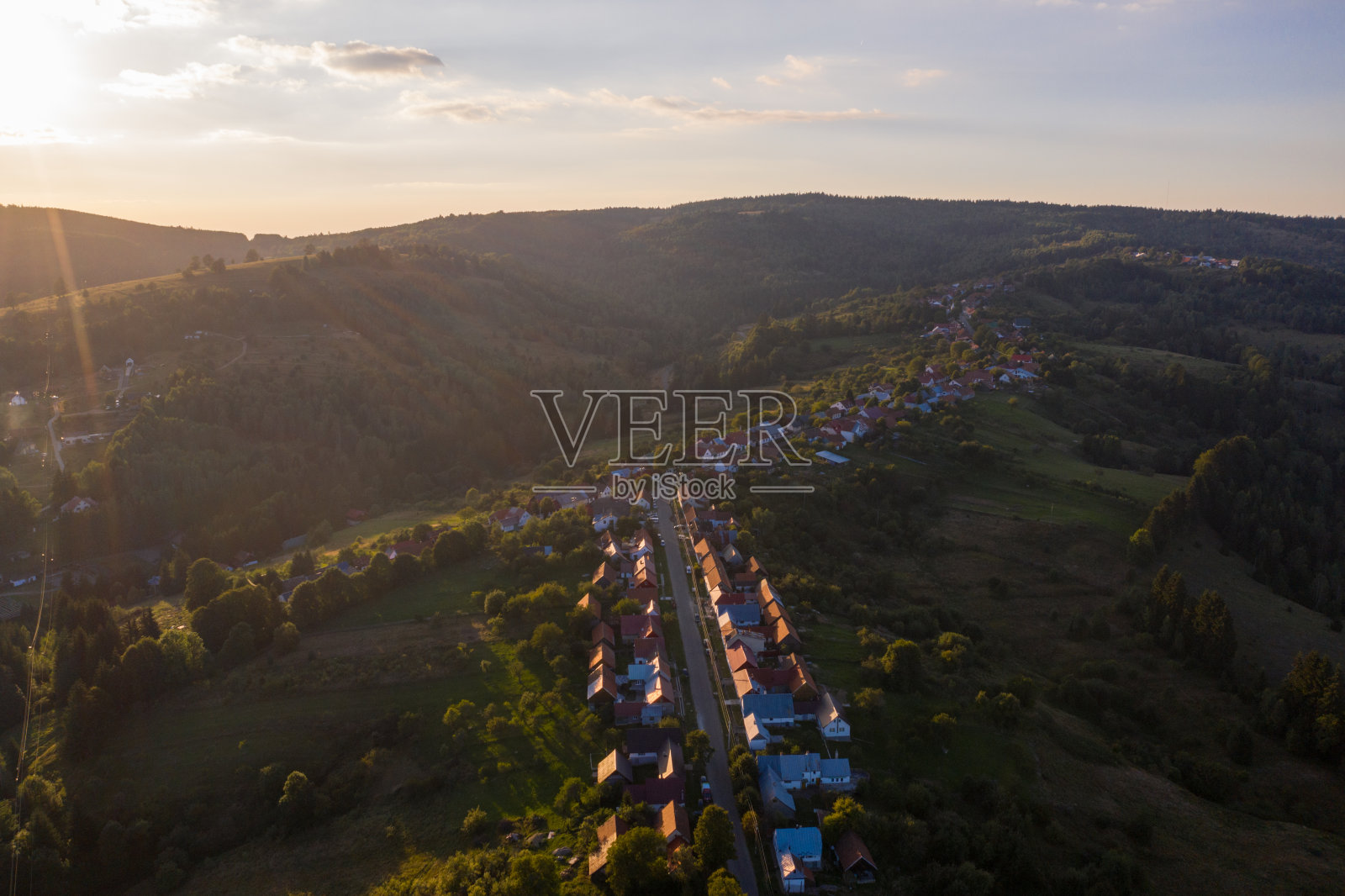无人机拍摄的加拉纳村庄n(也被称为沃尔夫伯格从它的日耳曼人口)在秋季日落照片摄影图片