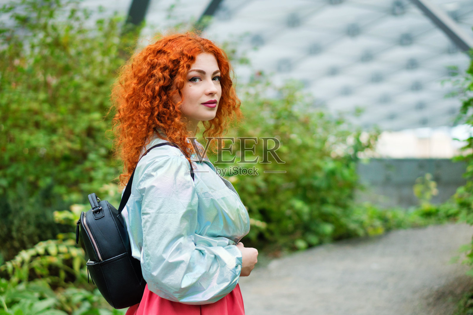 走在温室里的女孩照片摄影图片