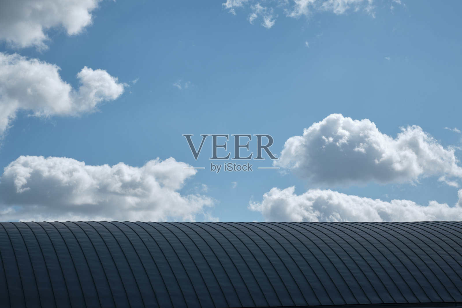 金属圆屋顶上的云景照片摄影图片