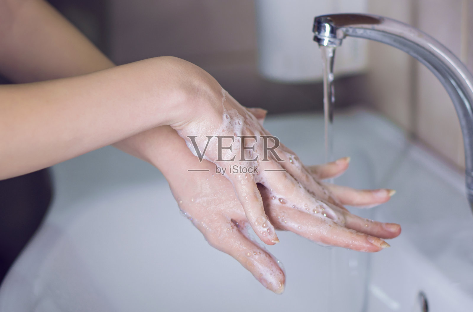 洗手。用清水和肥皂洗手，保持清洁，防止肮脏，病毒，细菌。照片摄影图片
