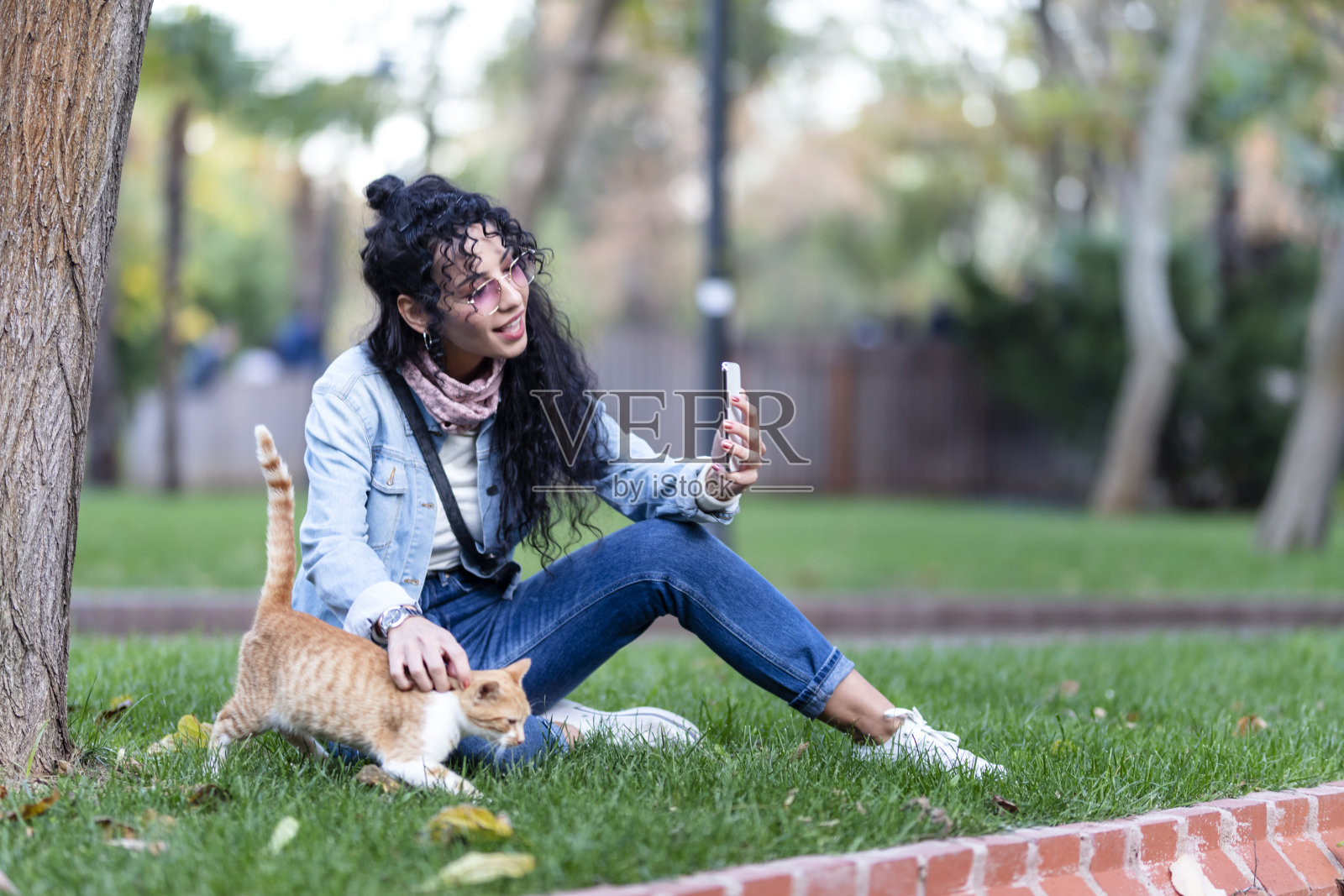 女人在和黄猫自拍照片摄影图片