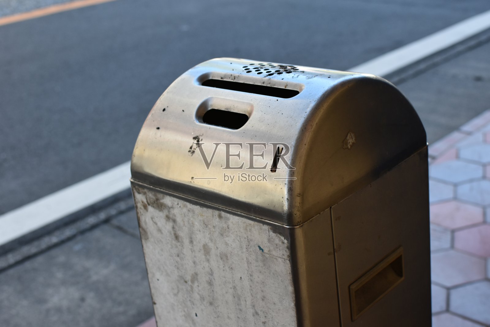 城市中的吸烟空间照片摄影图片