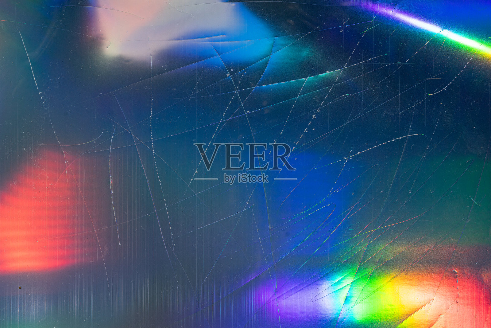 高分辨率微距照片抽象蜡笔彩虹全息箔背景与光泄漏和划痕。照片摄影图片