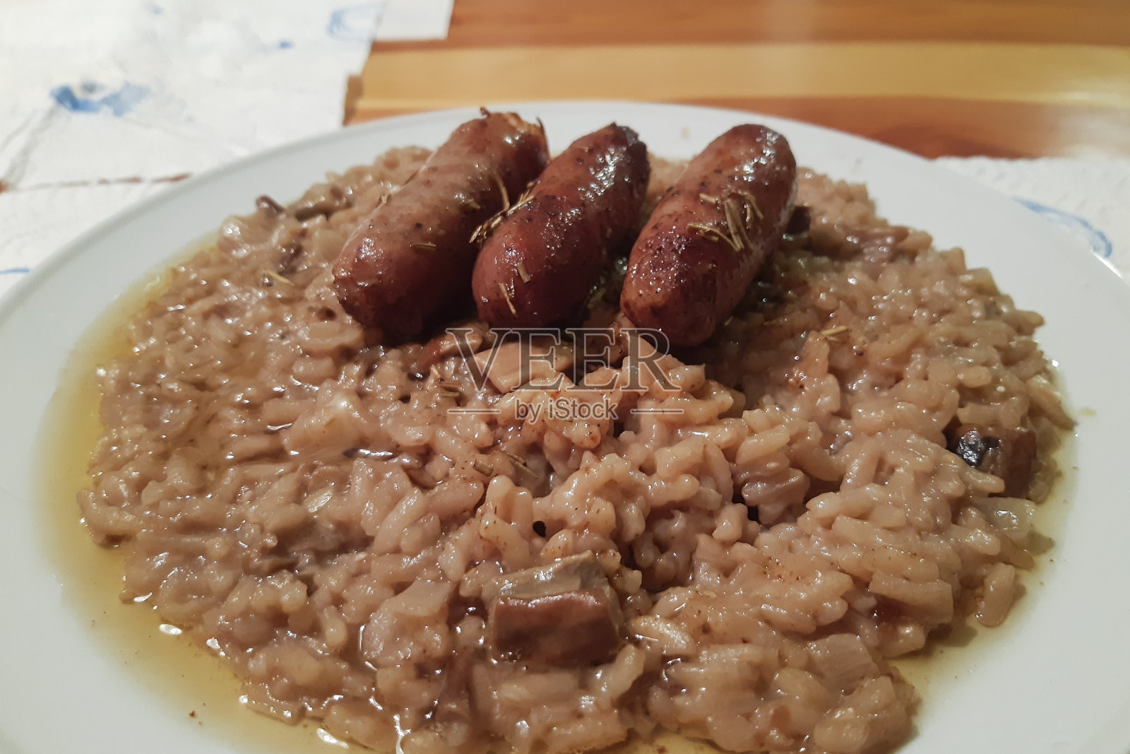 蘑菇香肠烩饭照片摄影图片