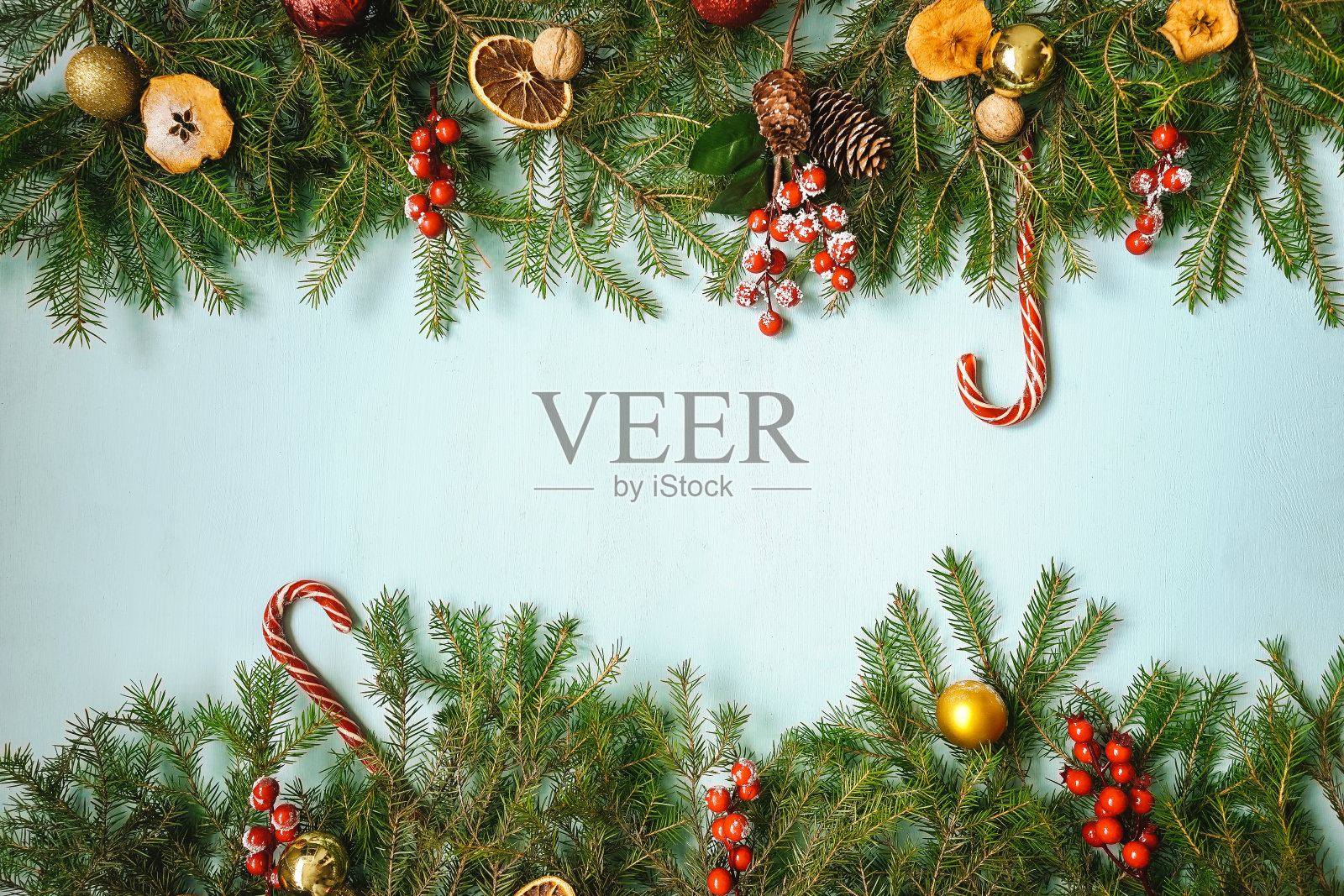 用冷杉和小装饰品装饰的圣诞框架。照片摄影图片