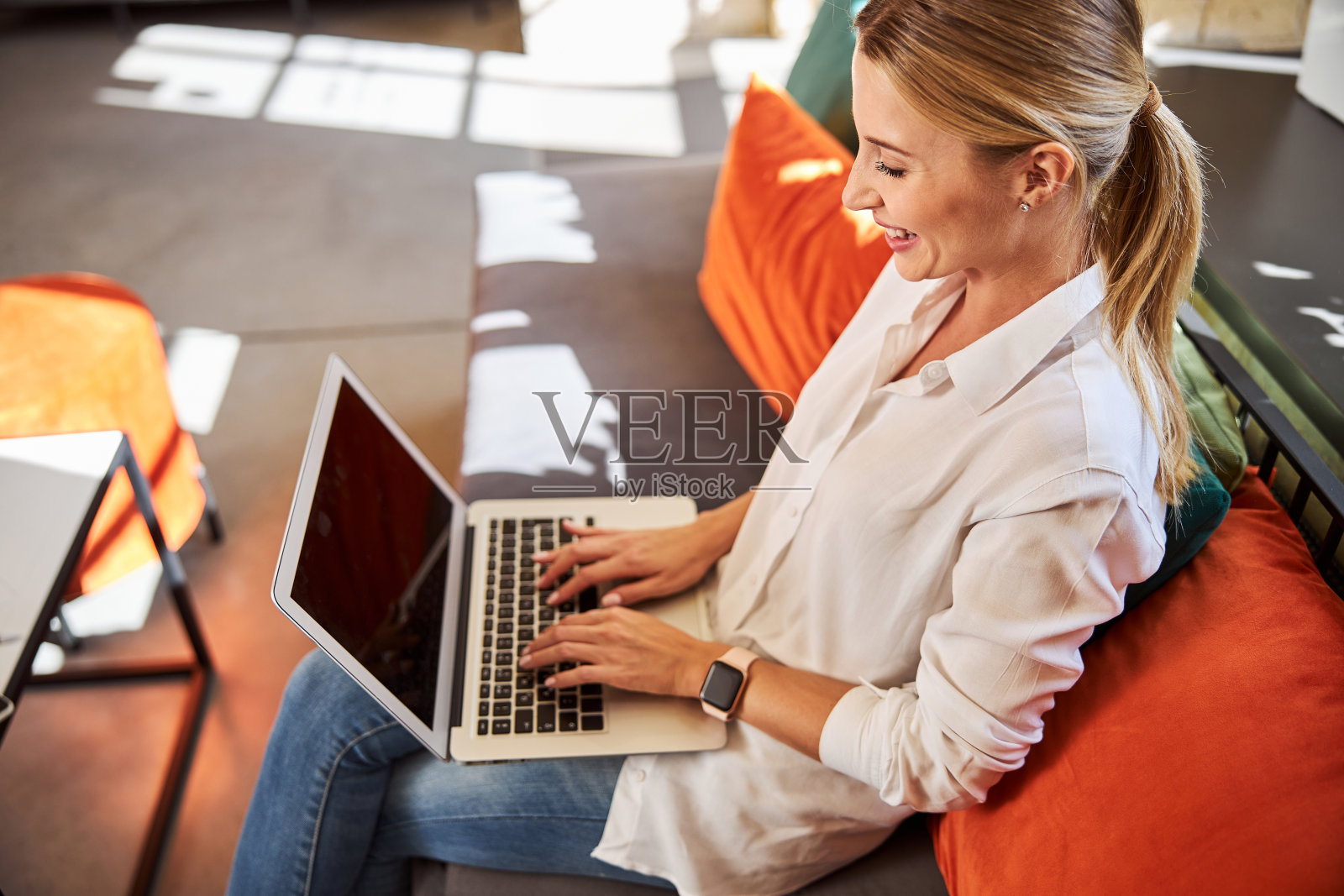 时尚的女士一边工作一边在咖啡馆上网照片摄影图片