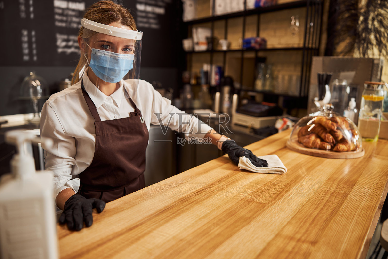 年轻美丽的服务员在她的工作空间照片摄影图片