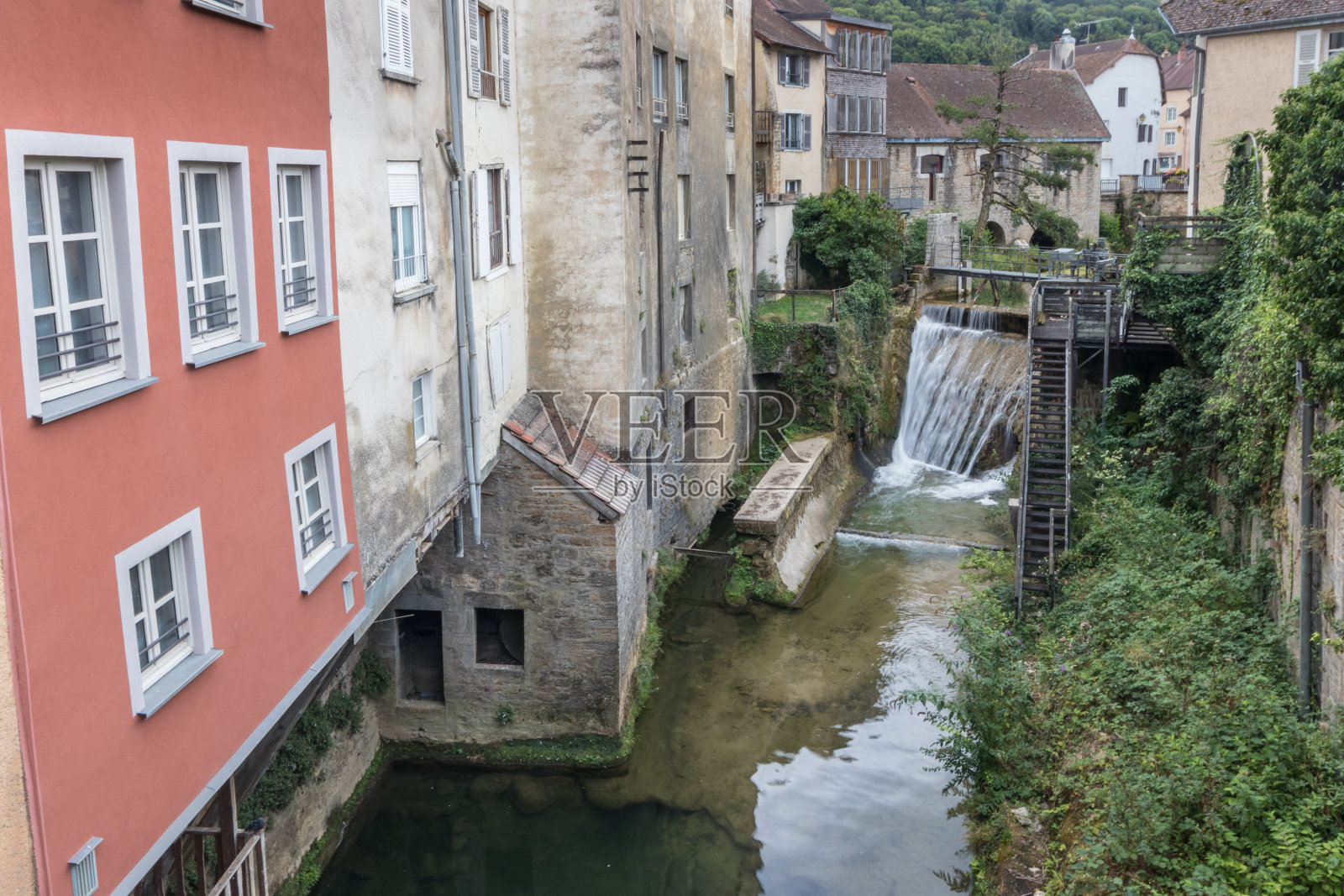 位于法国汝拉的历史村庄Arbois的culisianriver照片摄影图片