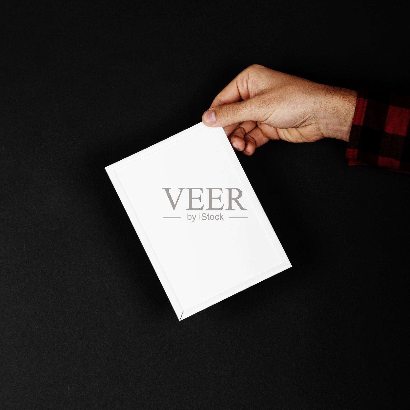 手拿相框，黑色背景。准备文本，模型，拷贝空间。照片摄影图片