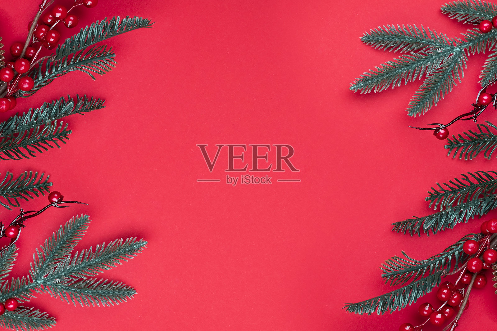 圣诞装饰的红色背景与复制空间为您的文本。照片摄影图片