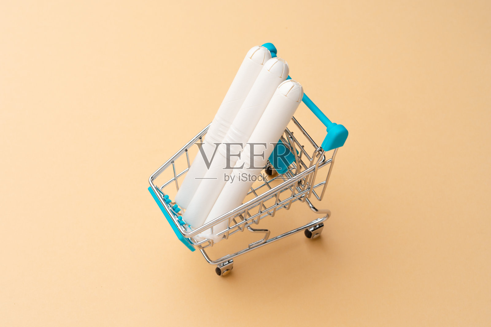 医用卫生棉条的购物车靠近了照片摄影图片