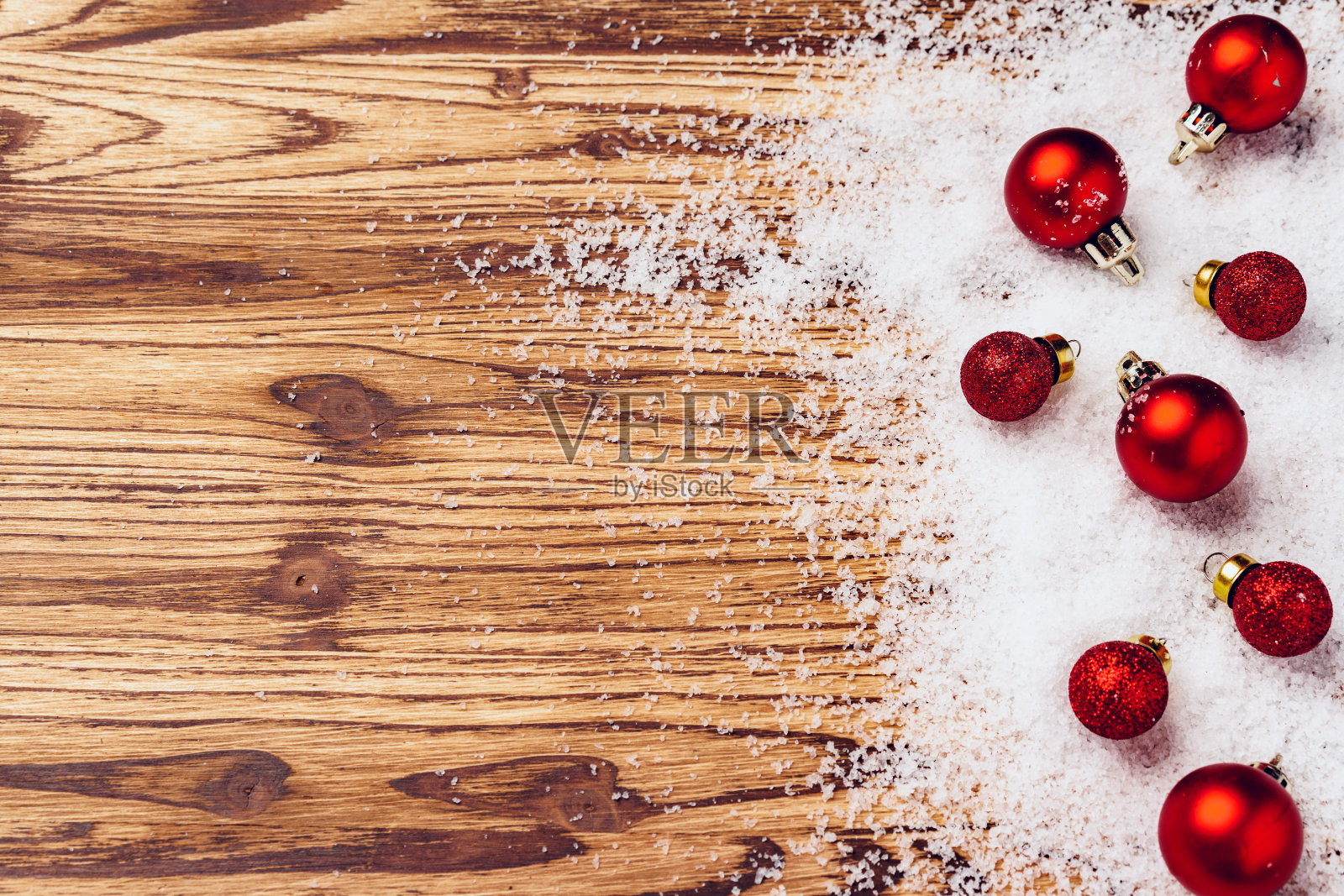 有雪和红色圣诞装饰物的木板照片摄影图片