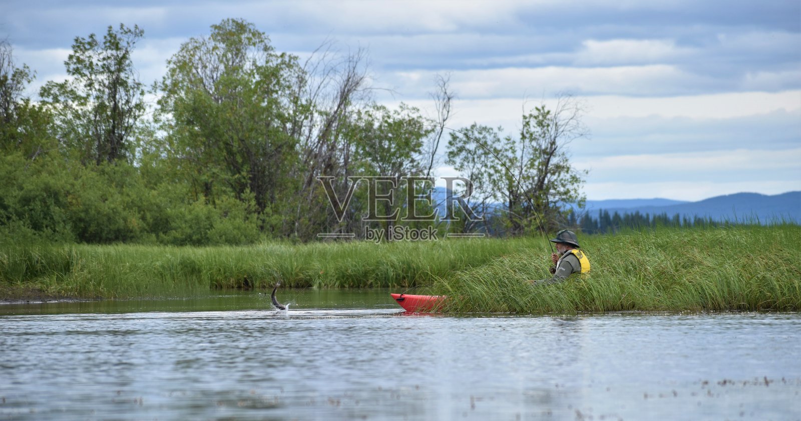 老白种人划独木舟钓鱼，跳鱼。照片摄影图片