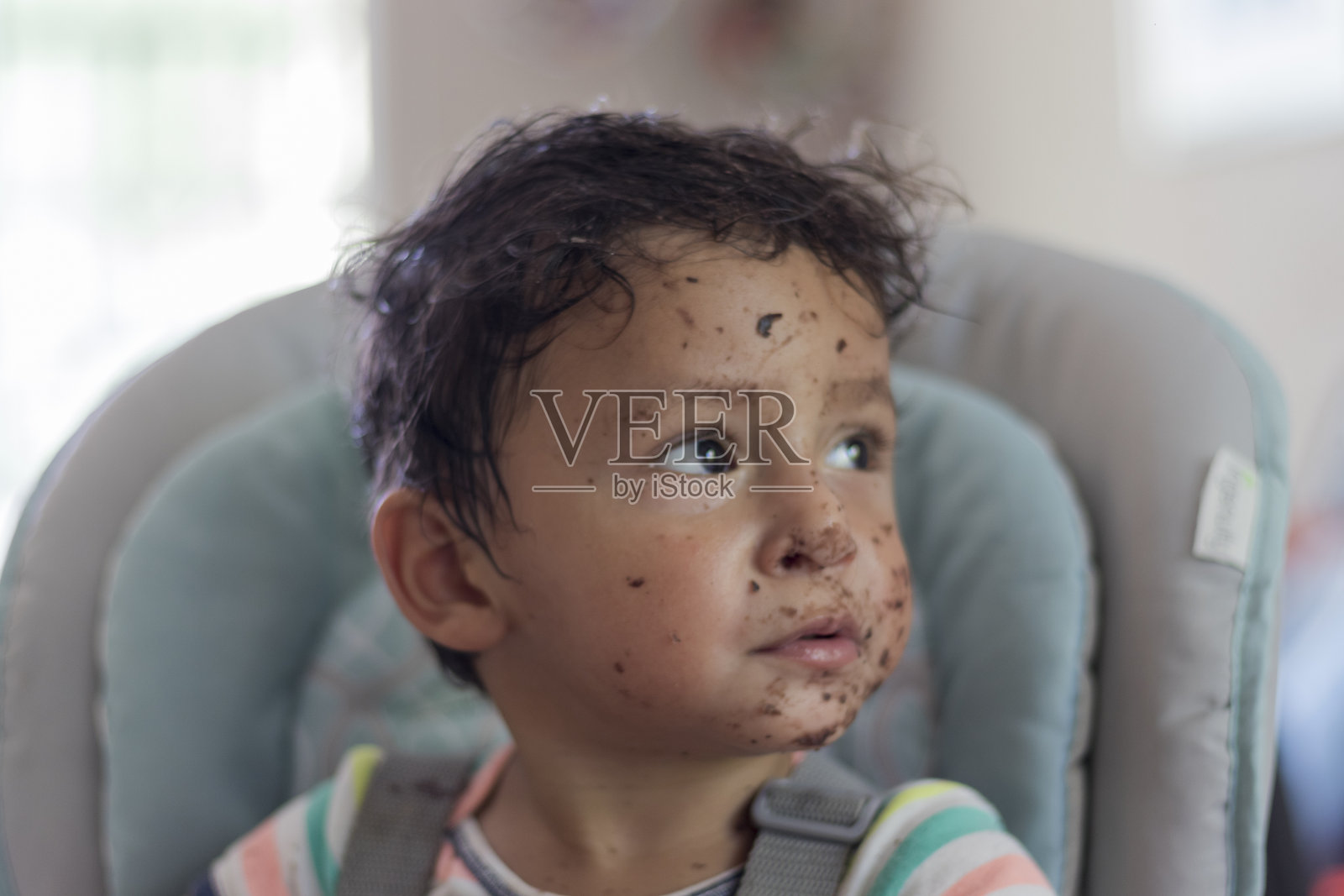 通过吃豆子来喝水照片摄影图片