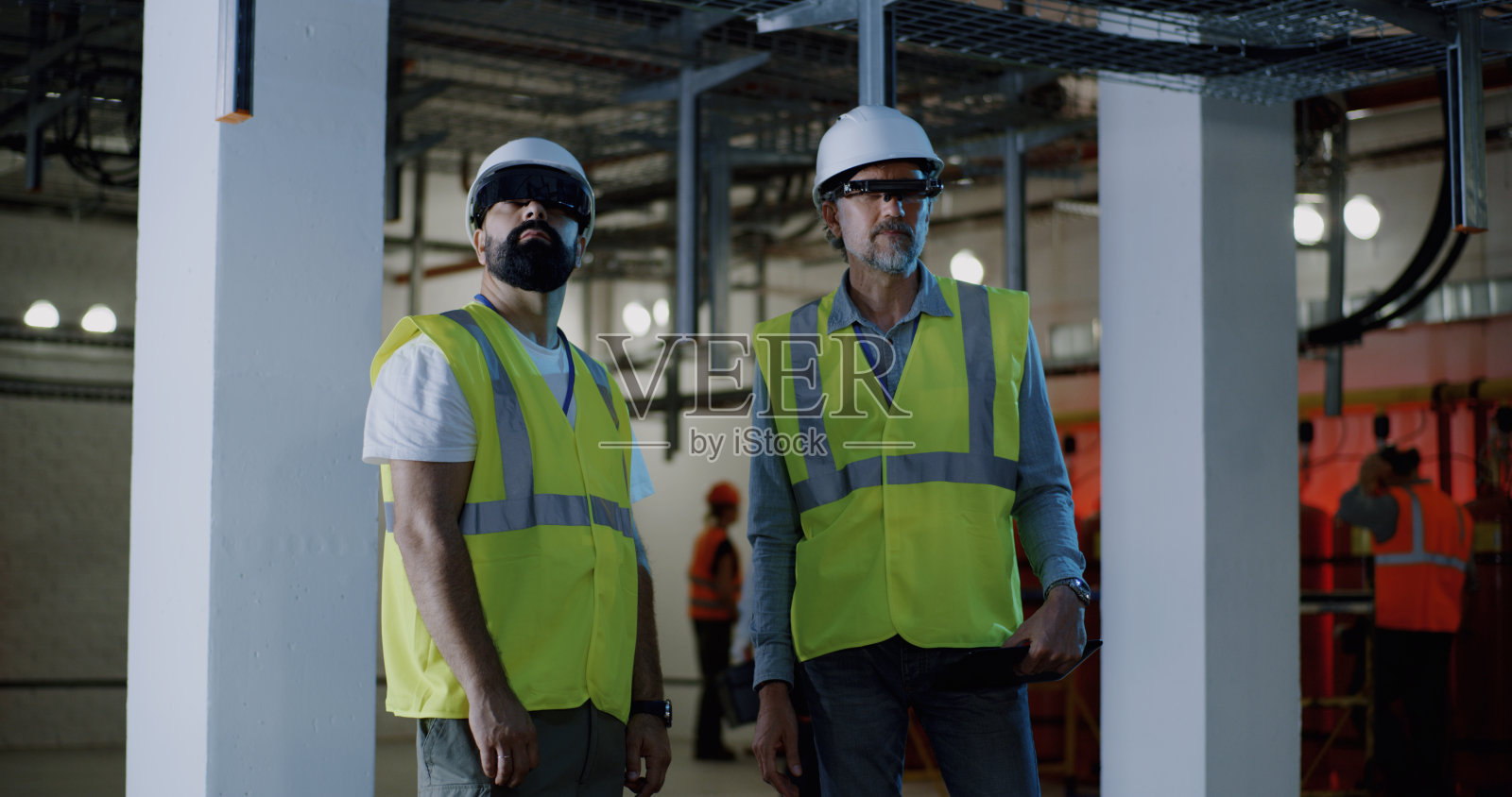 员工在讨论电站车间照片摄影图片