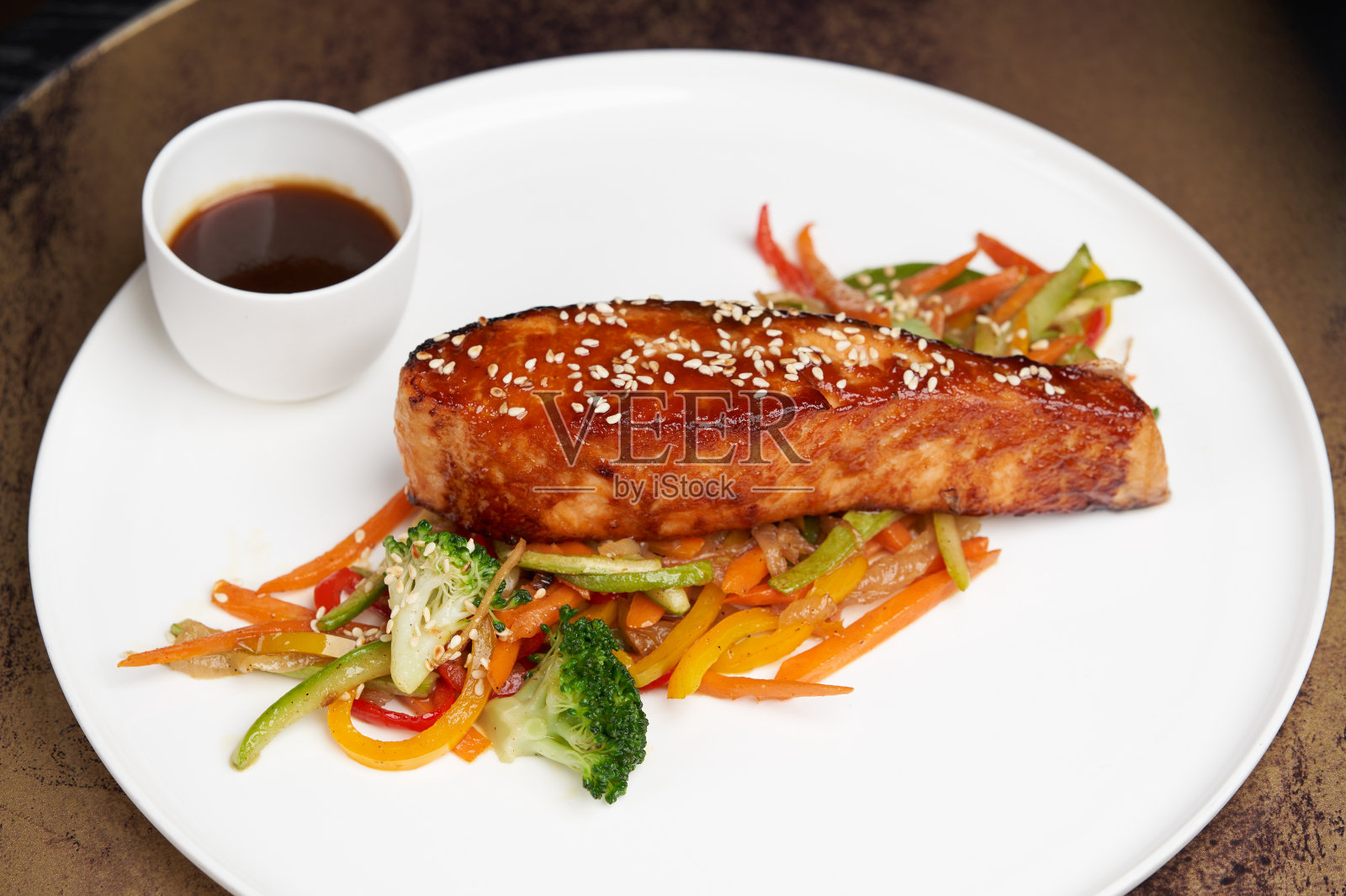 白色盘子上的照烧鲑鱼。大马哈鱼红烧的照片摄影图片