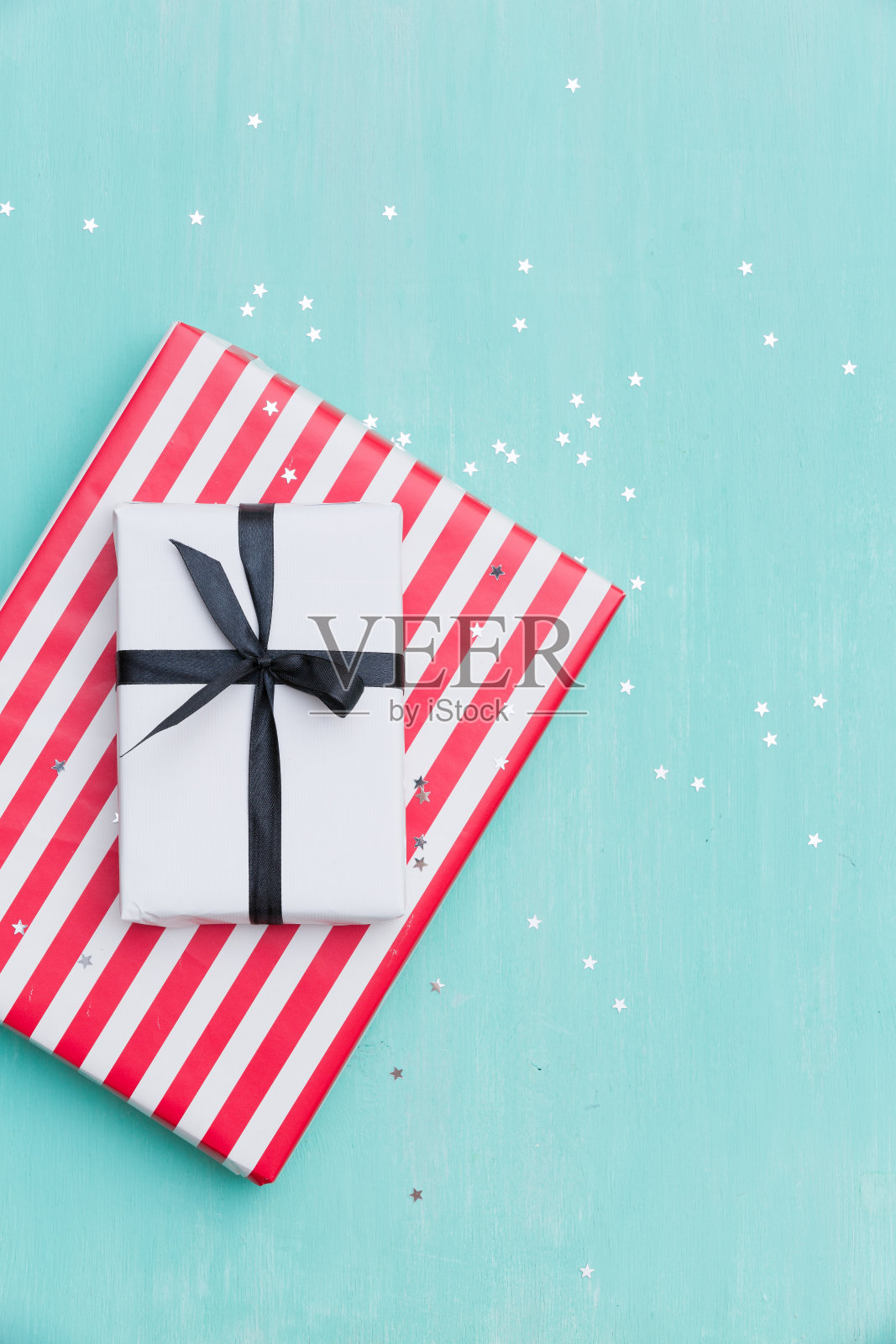 顶视图美丽的圣诞礼物装饰与绿松石木制背景闪闪发光的星星丝带。新年、假期和庆祝概念照片摄影图片