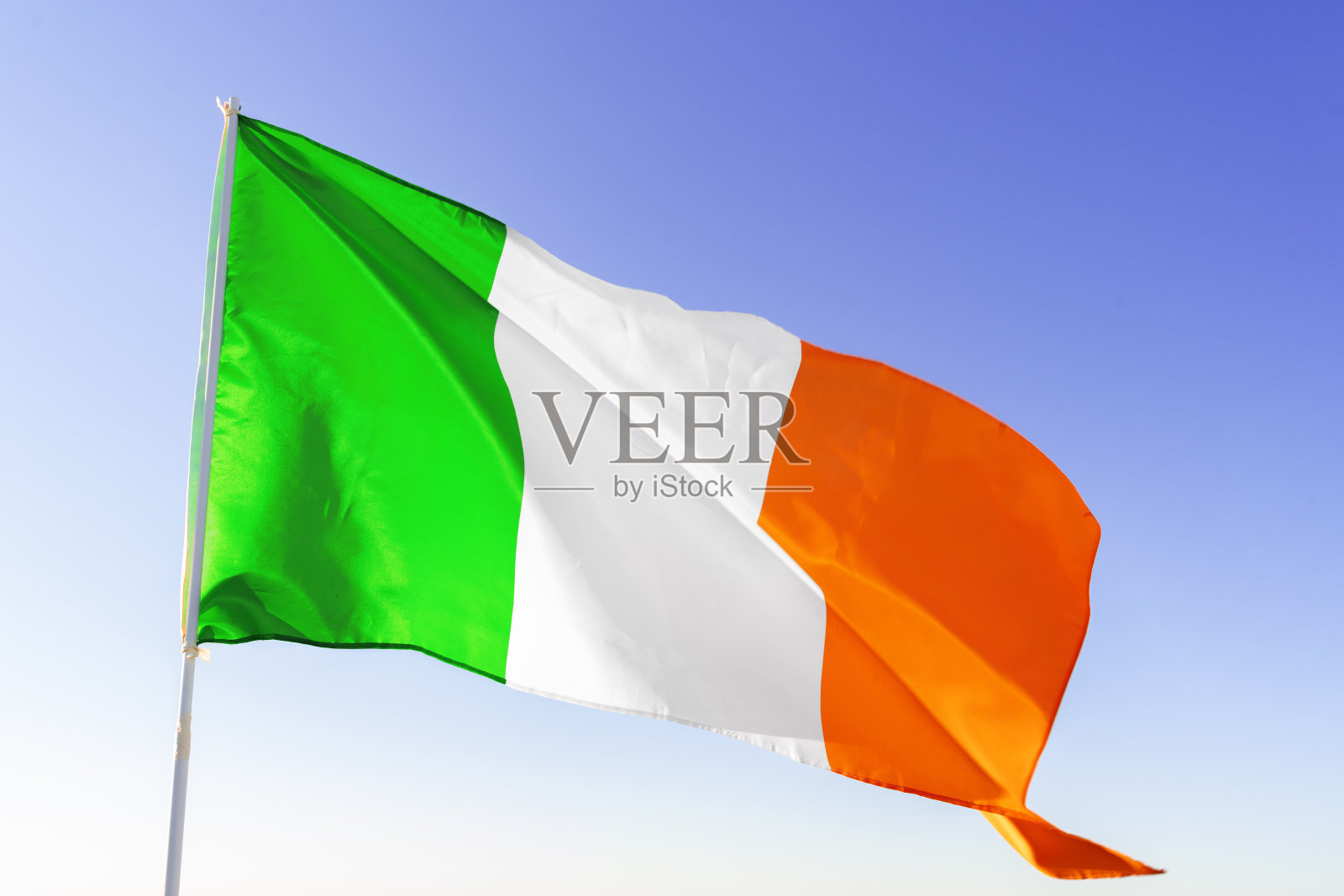 蓝天下飘扬的意大利国旗照片摄影图片