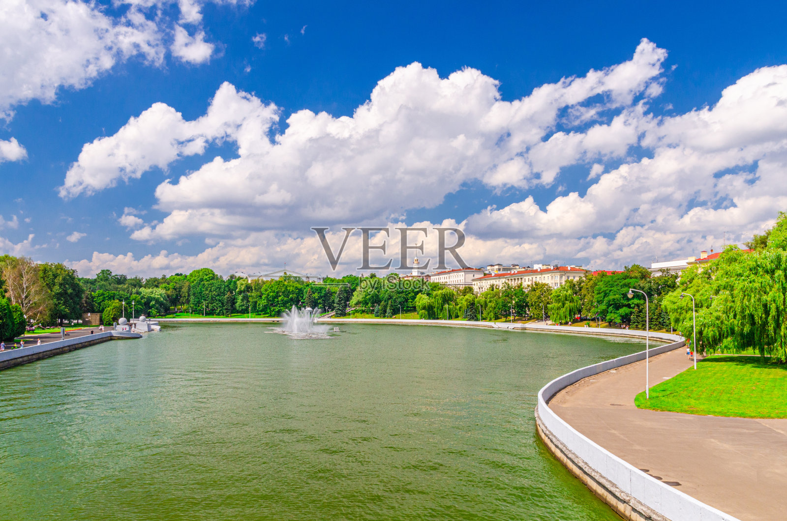 明斯克城市景观与Svislach或Svislac河堤岸照片摄影图片