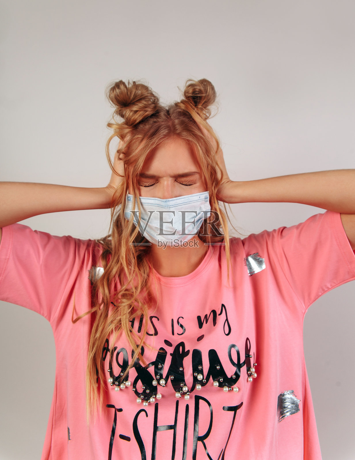 漂亮微笑的年轻欧洲女孩不想听到双手捂着耳朵的声音照片摄影图片