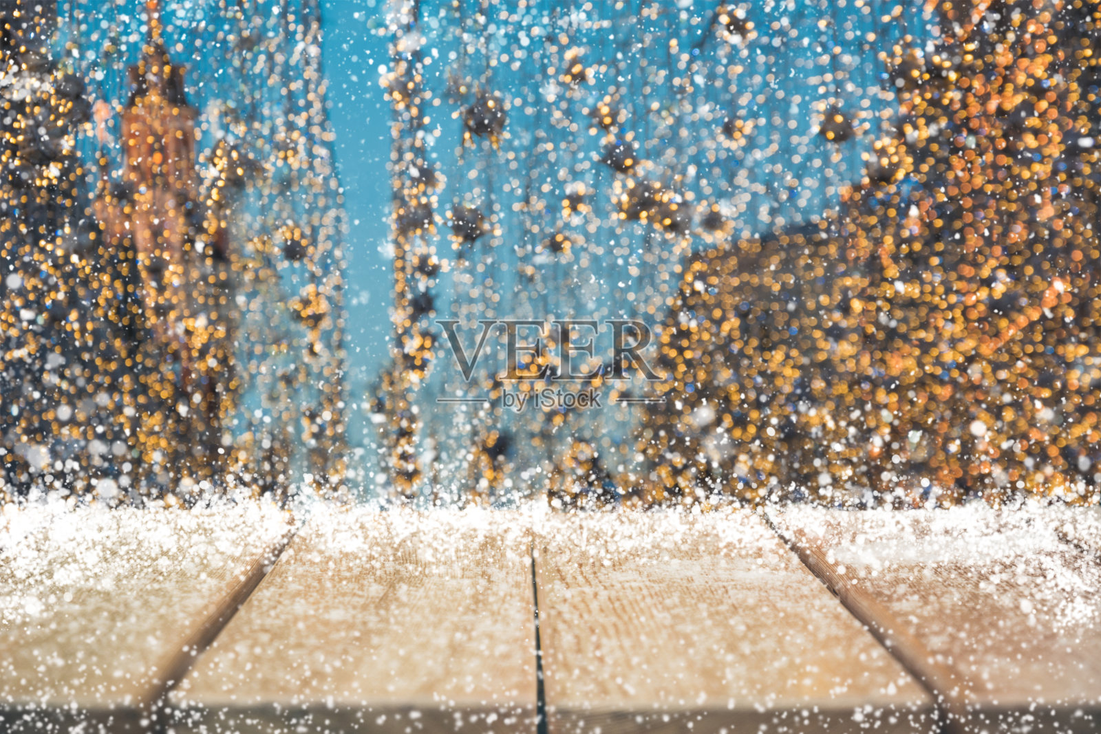 圣诞假期背景与空的桌面展示您的产品。照片摄影图片