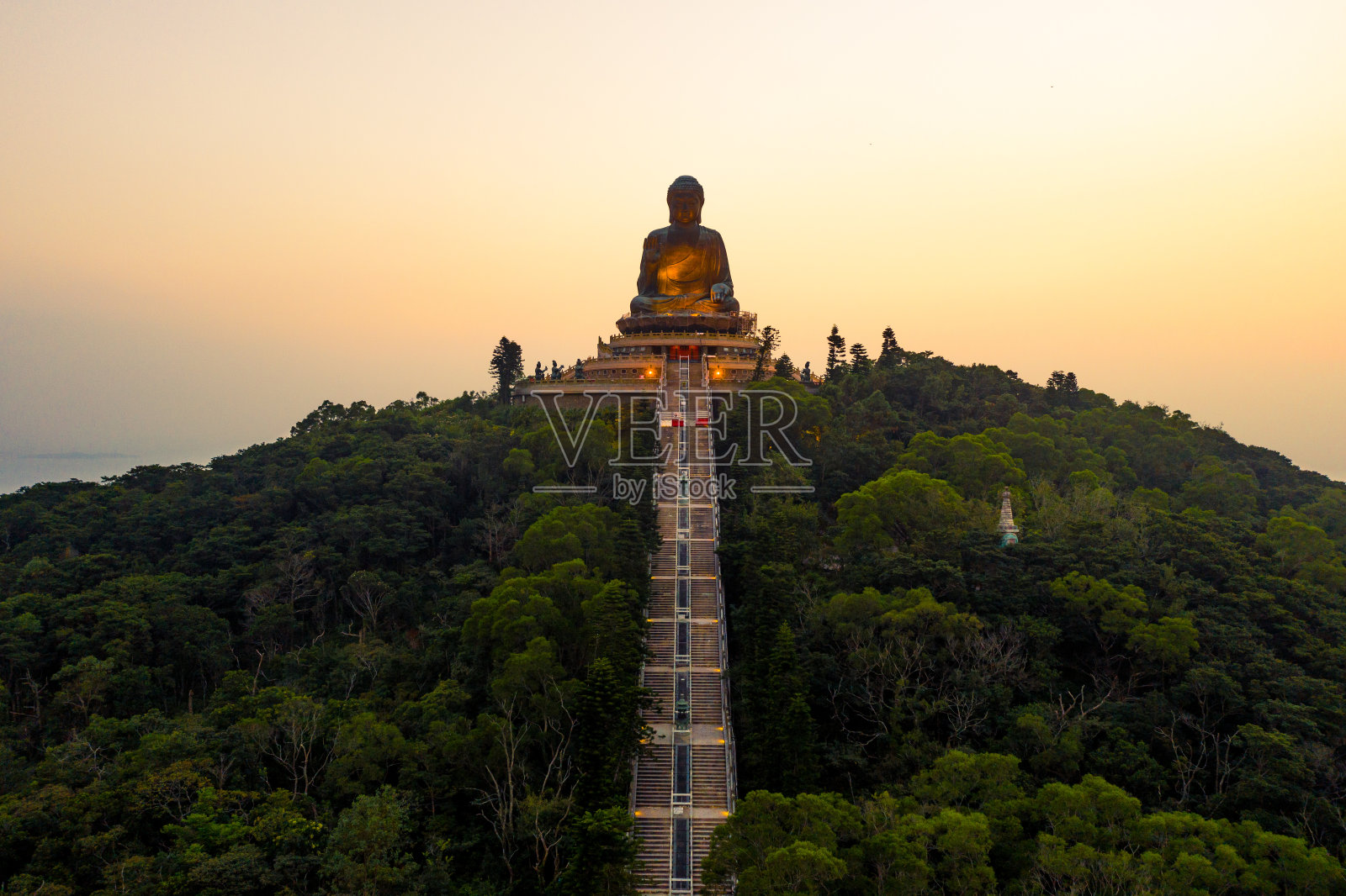 大佛的鸟瞰图在晚上点亮照片摄影图片