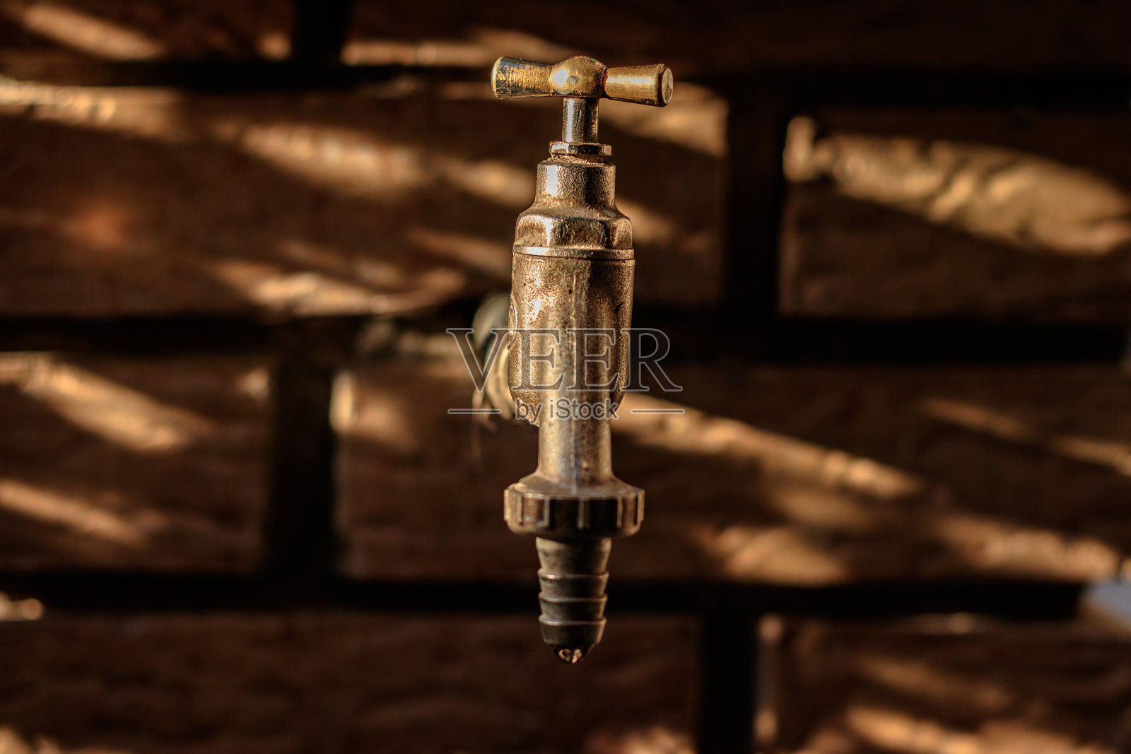 水龙头和纹理背景。照片摄影图片