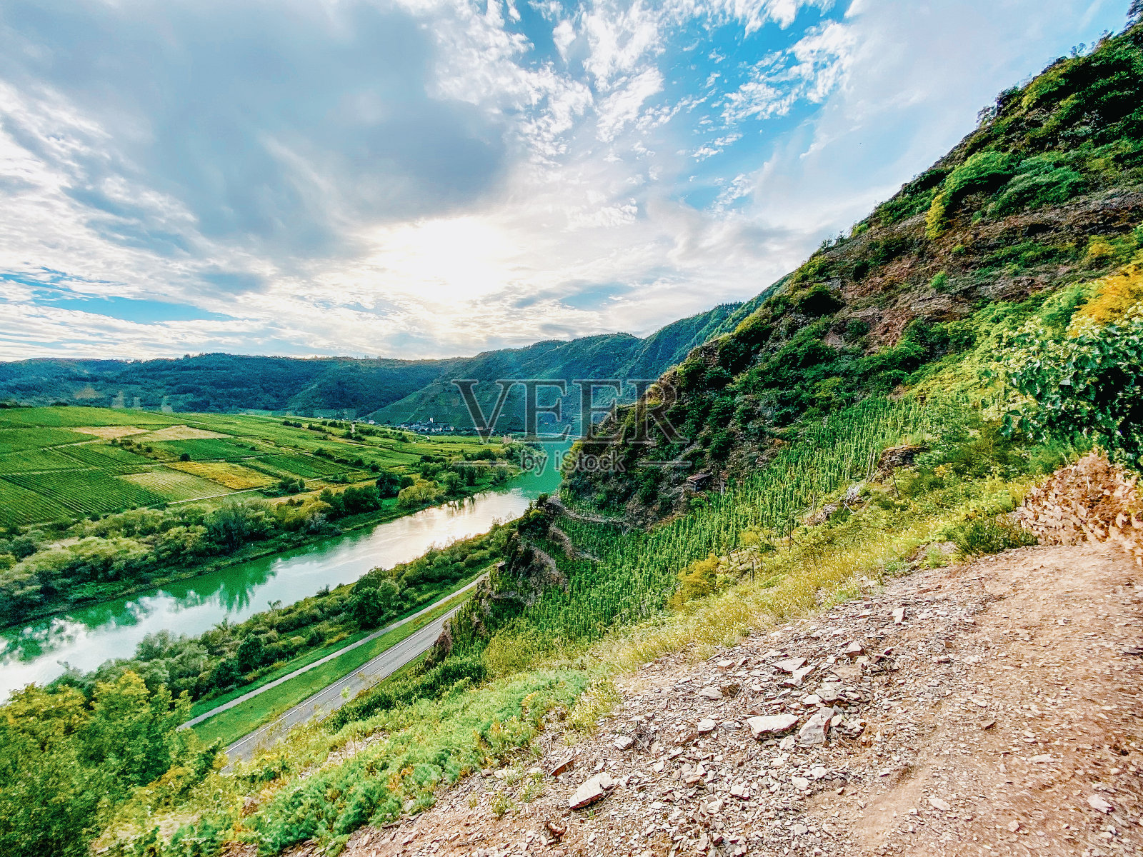 河，葡萄园和摩泽尔山谷的景色照片摄影图片