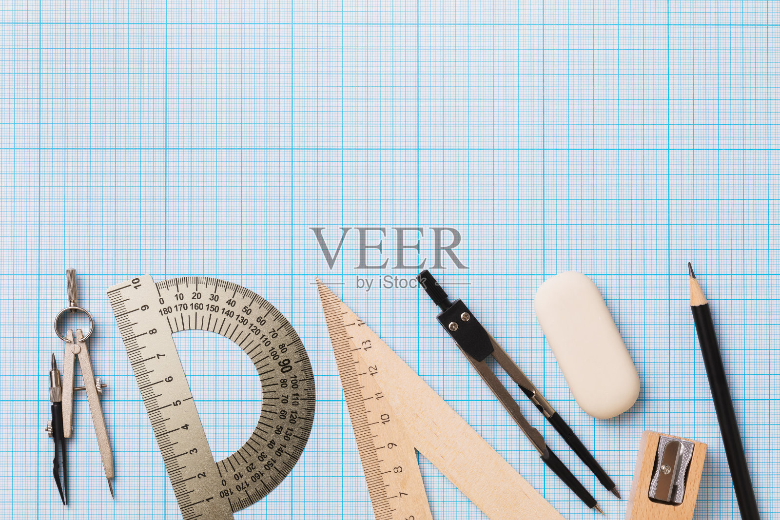 各种设计工具在纸上与比例坐标和复制空间，俯视图照片摄影图片