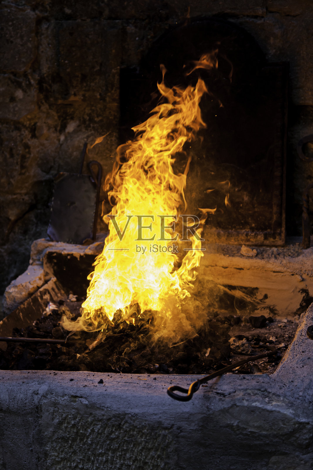 煤在熔炉里燃烧照片摄影图片