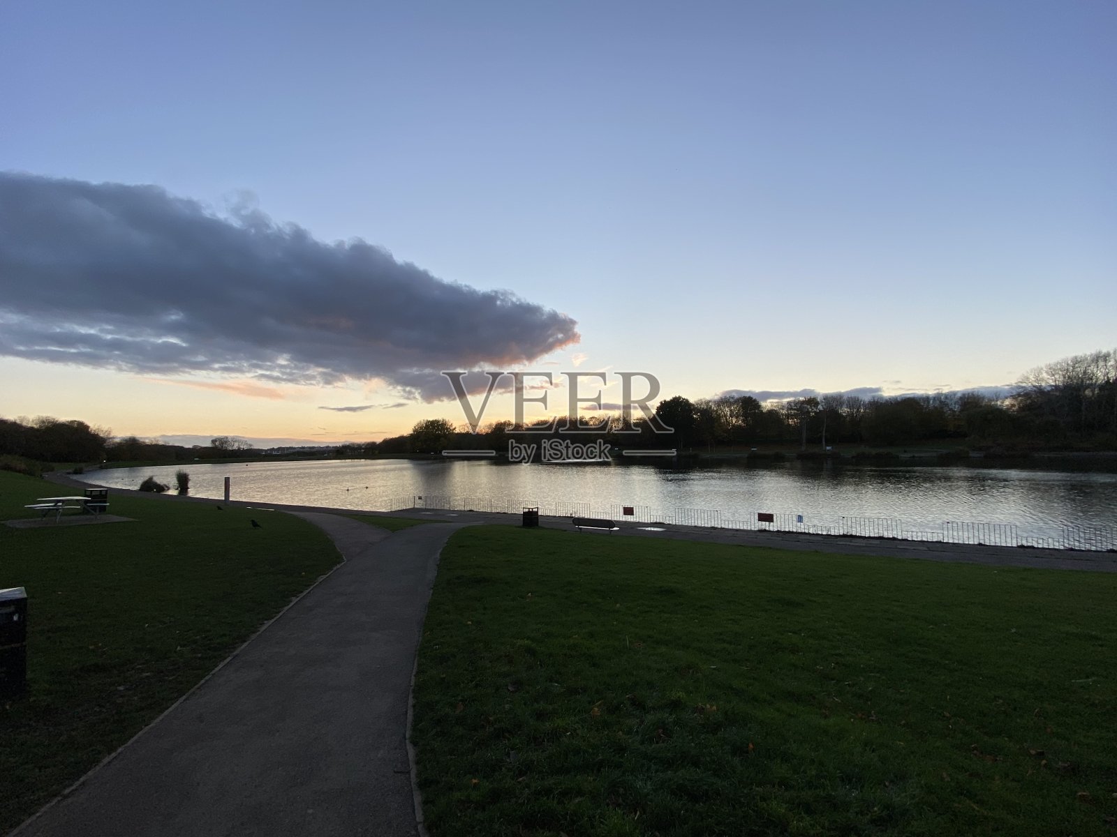 日落，蔚蓝的天空，地平线上飘着一些云彩照片摄影图片
