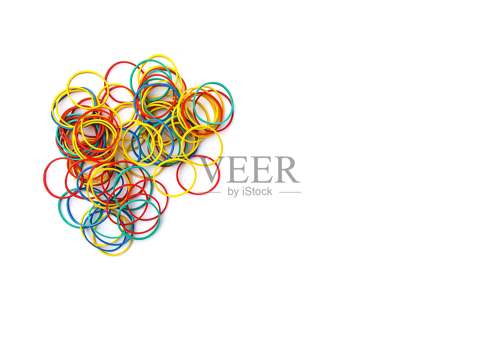 白色背景上的彩色橡皮筋照片摄影图片