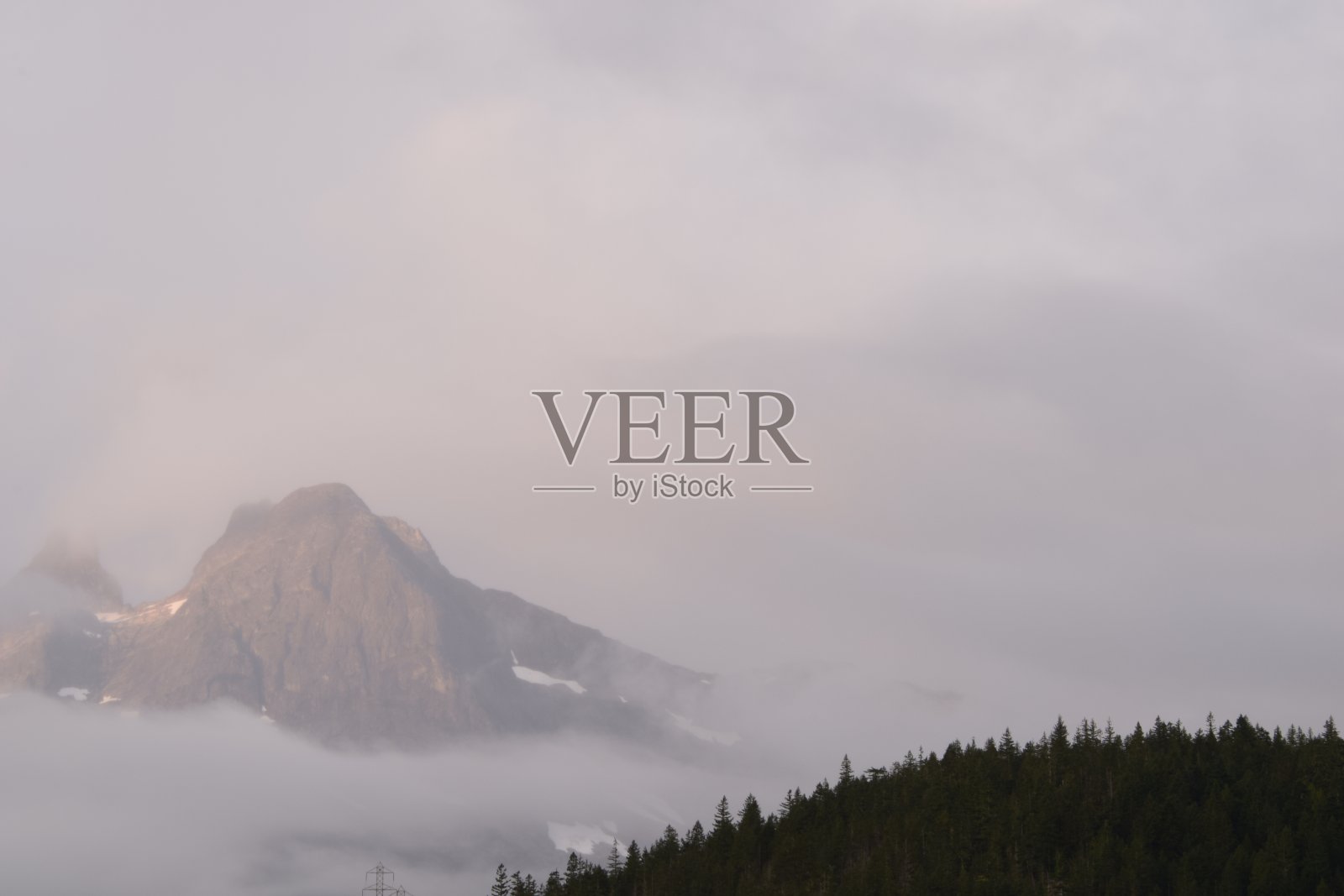 泰山岭外云雾缭绕照片摄影图片