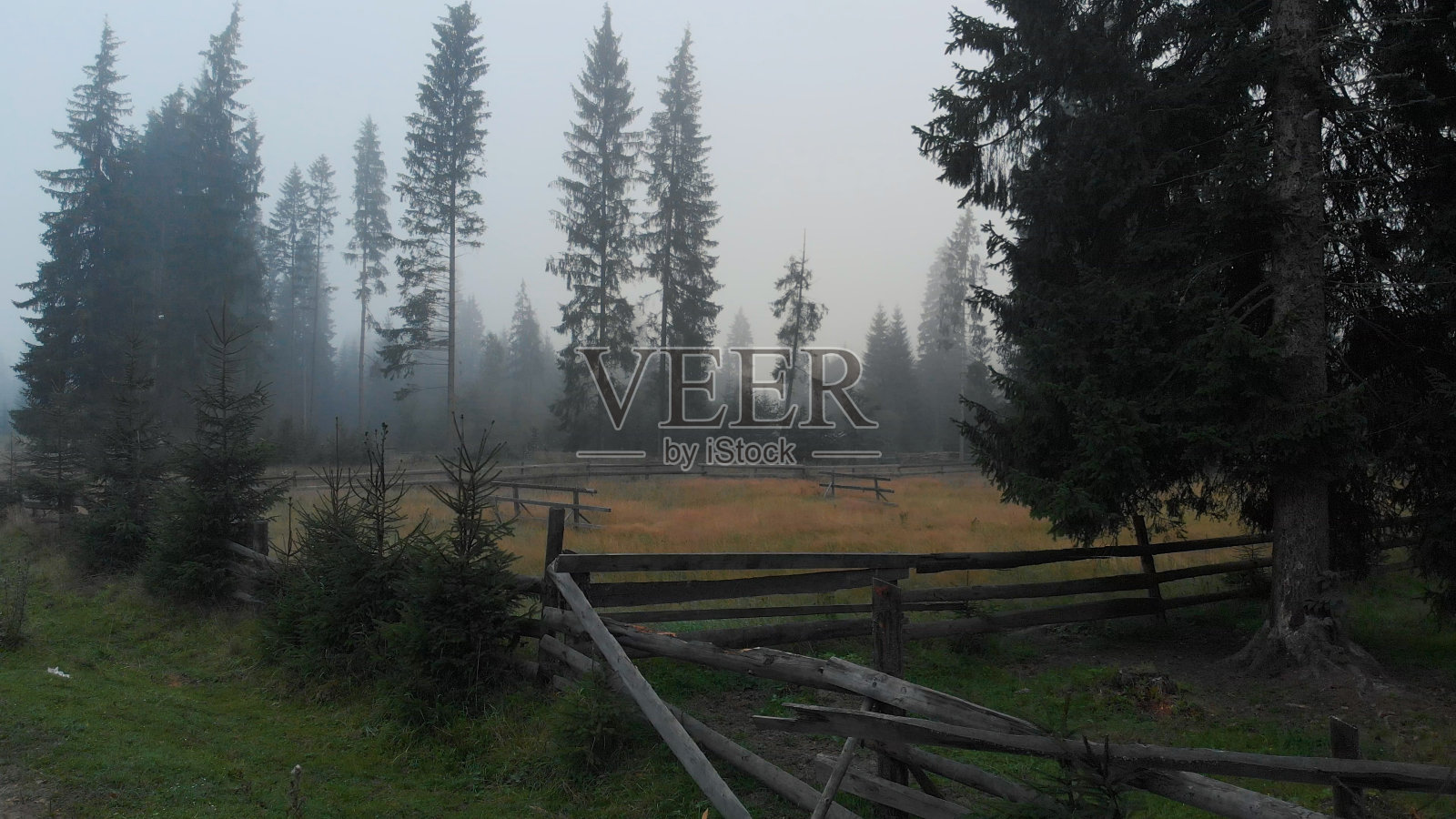 破碎的木栅栏。照片摄影图片