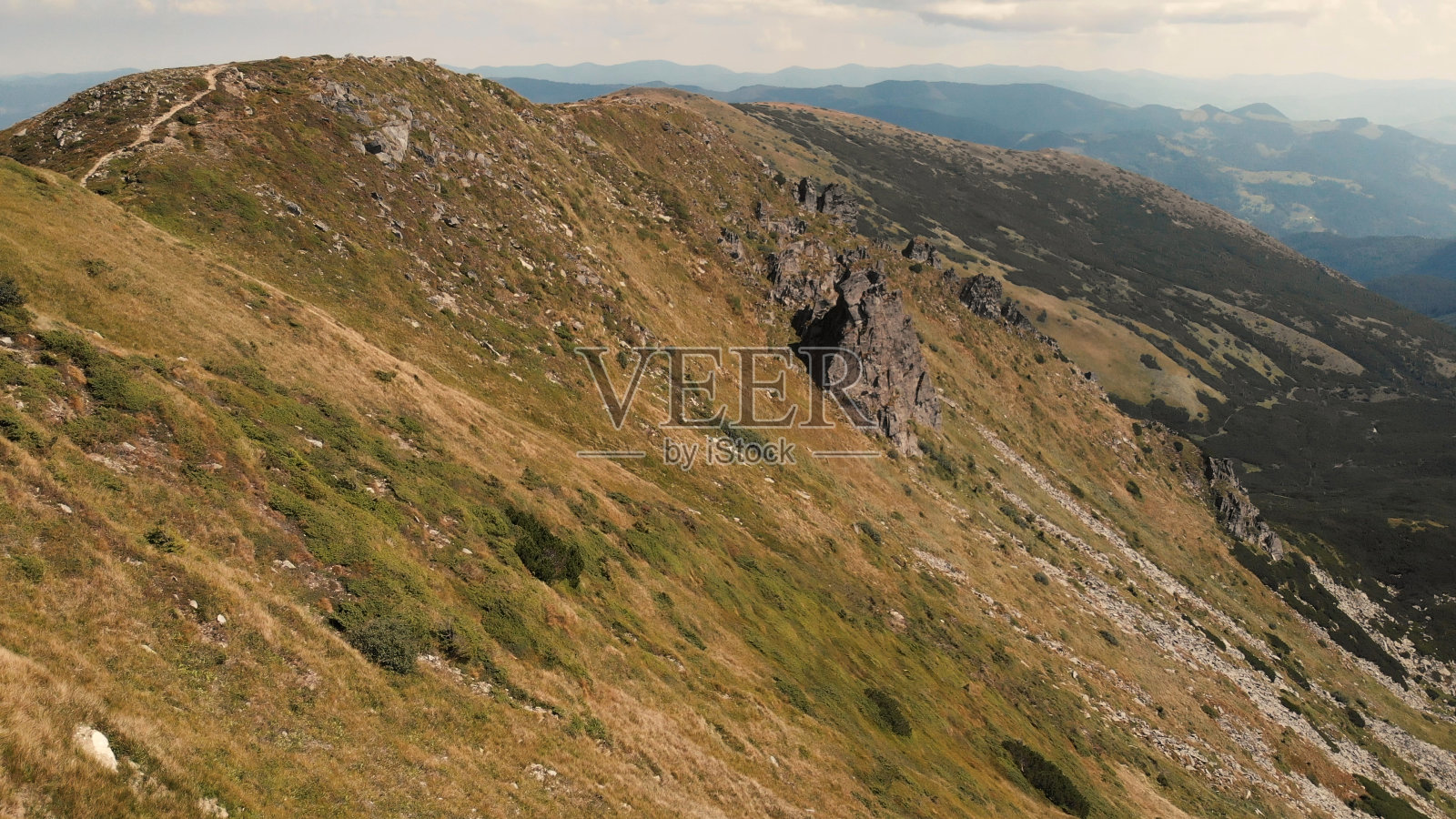 壮丽的山景。照片摄影图片