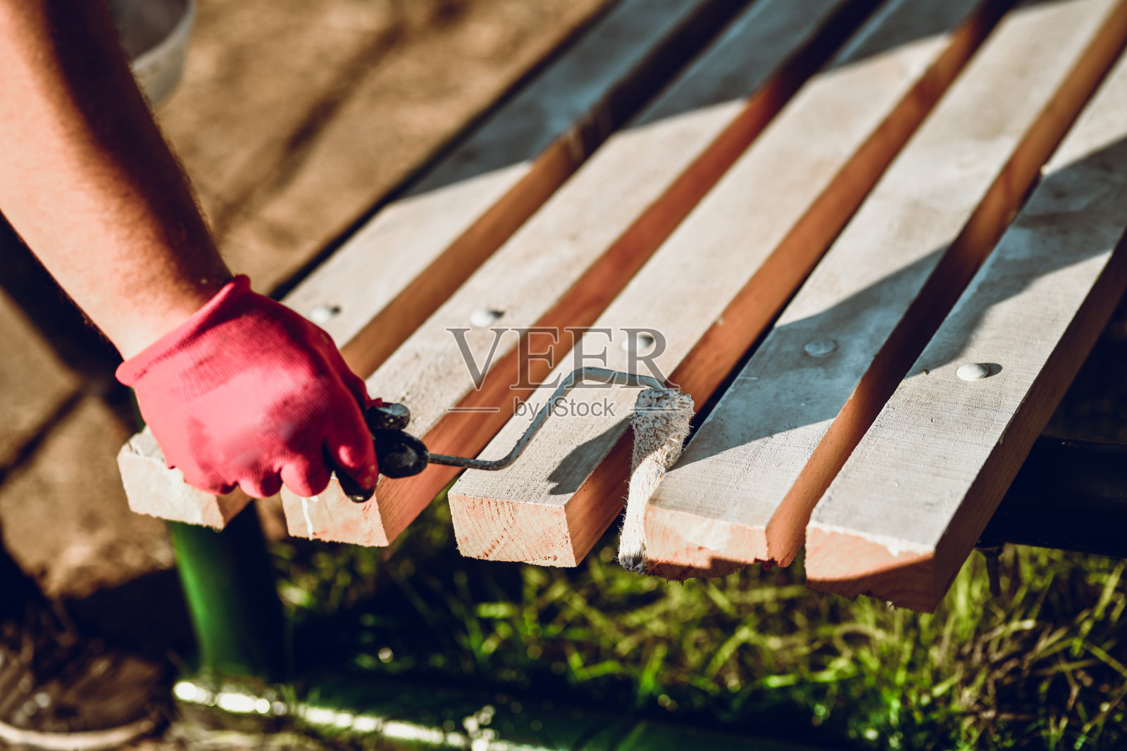 专业油漆工用油漆滚筒在长凳上作画照片摄影图片