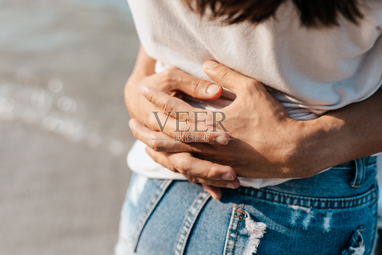 海滩上的浪漫情侣相拥照片摄影图片