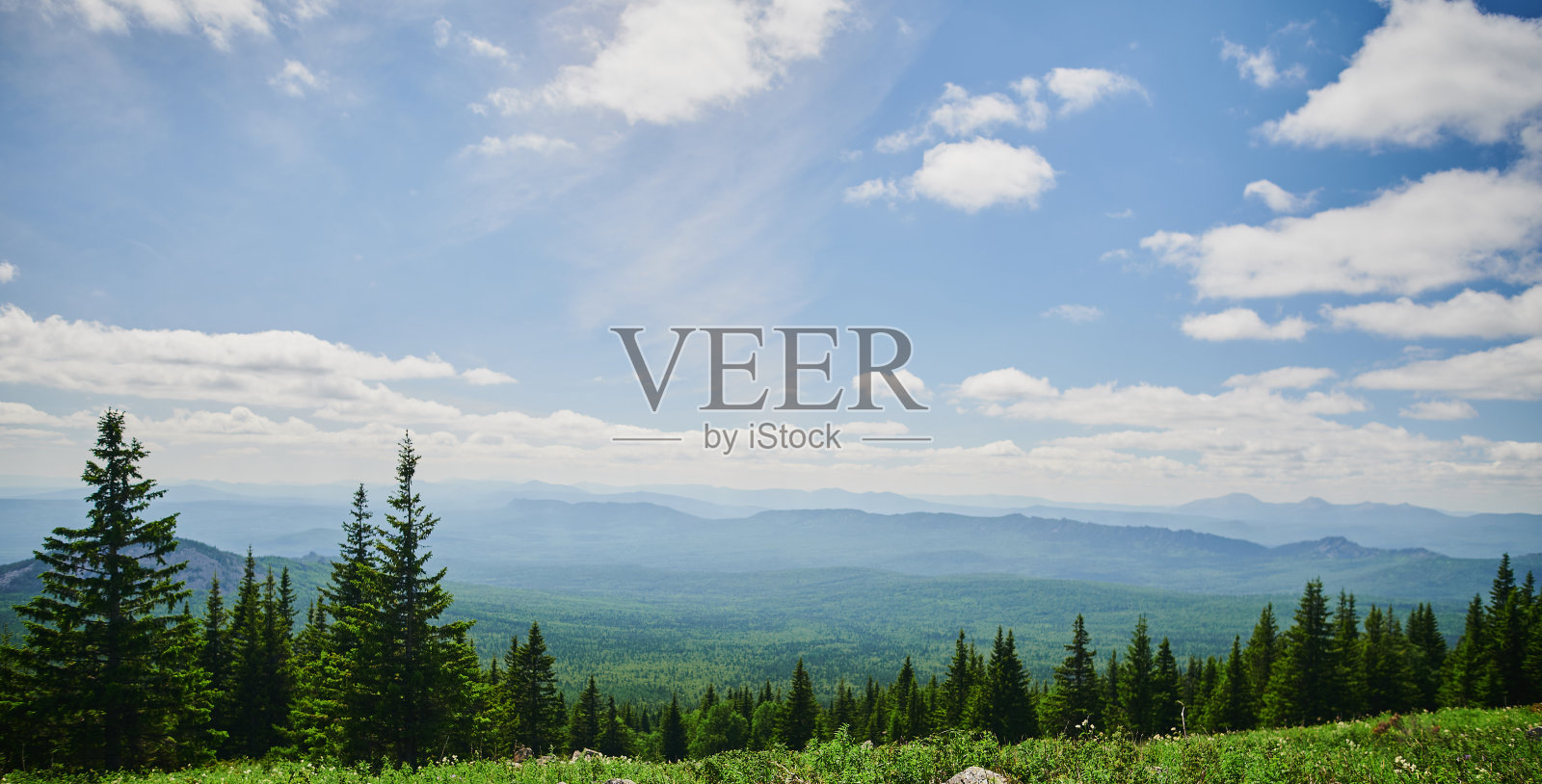 俄罗斯巴。南乌拉尔山脉的第二个山峰是一座大的伊勒梅尔山，从苏克塔什山可以看到。照片摄影图片