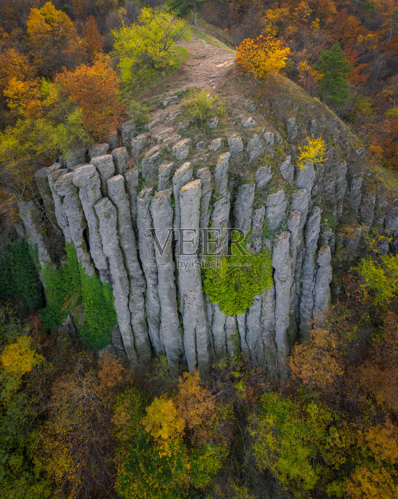 匈牙利基斯帕提——巴拉顿湖附近的森特捷尔吉-赫吉火山玄武岩的鸟瞰图，带有忧郁的色调和温暖的秋色树木。照片摄影图片