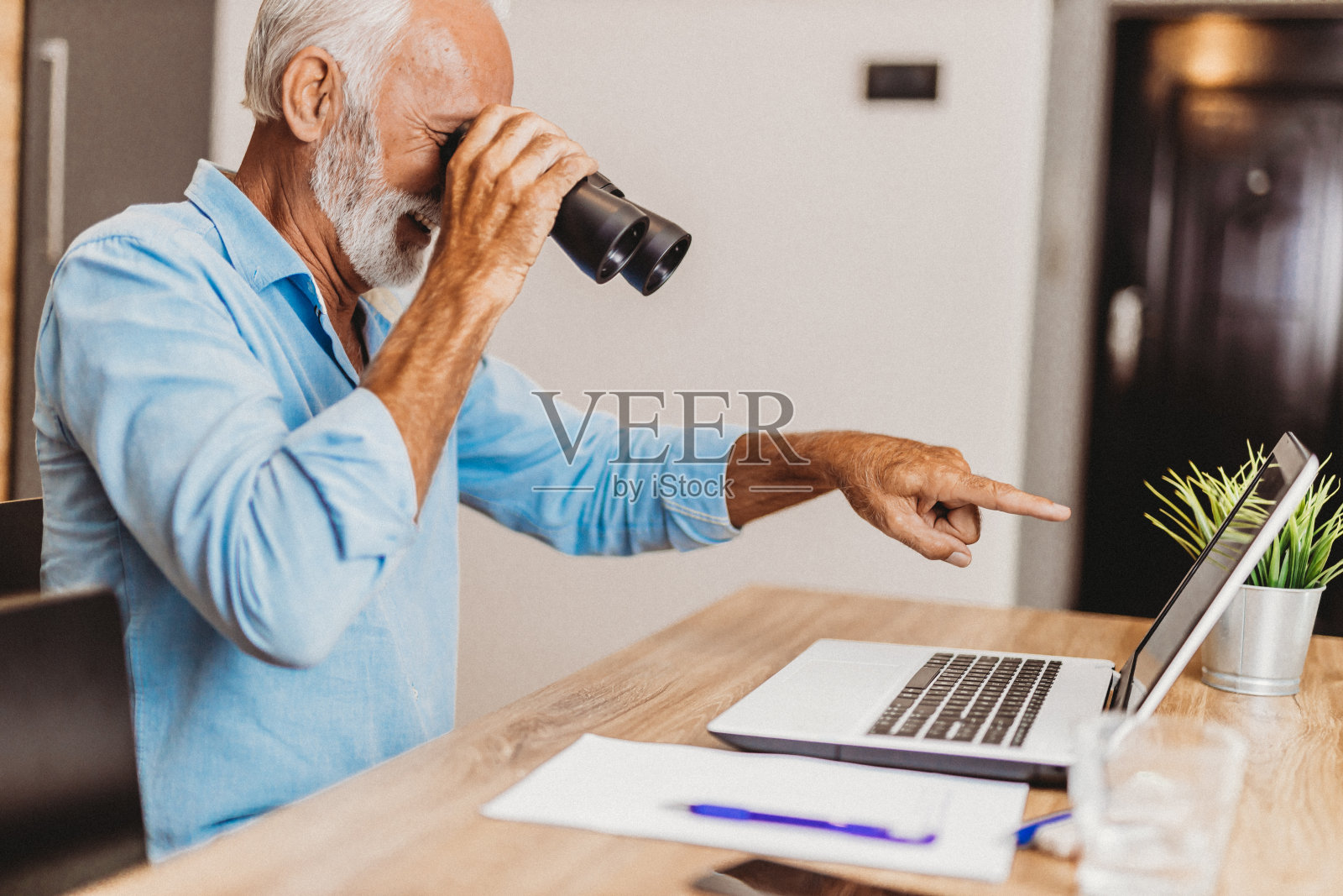 老男人在厨房里照片摄影图片