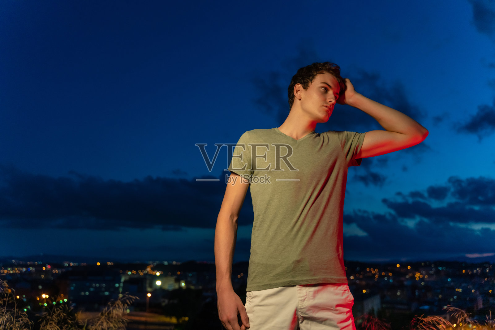 暮光中的酷少年照片摄影图片